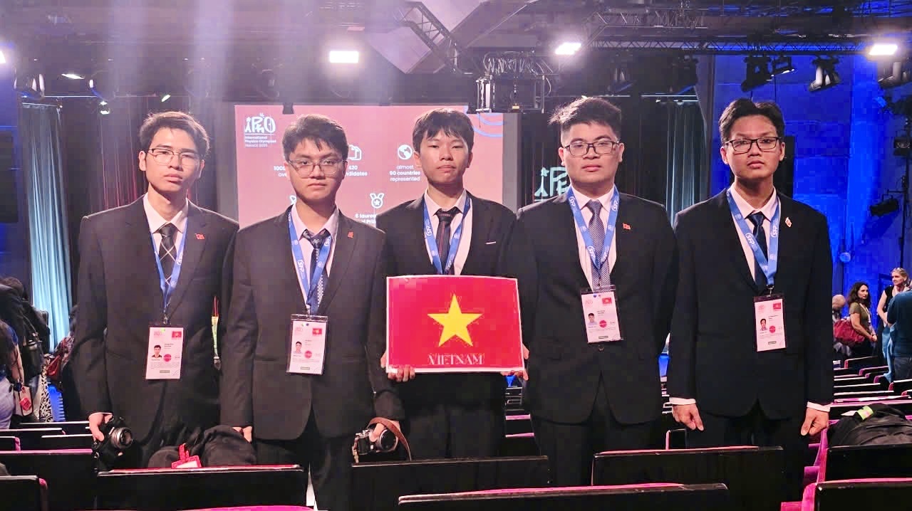 Học sinh Việt Nam gi&agrave;nh 5 huy chương tại Olympic Vật l&yacute; 2025- Ảnh 1.