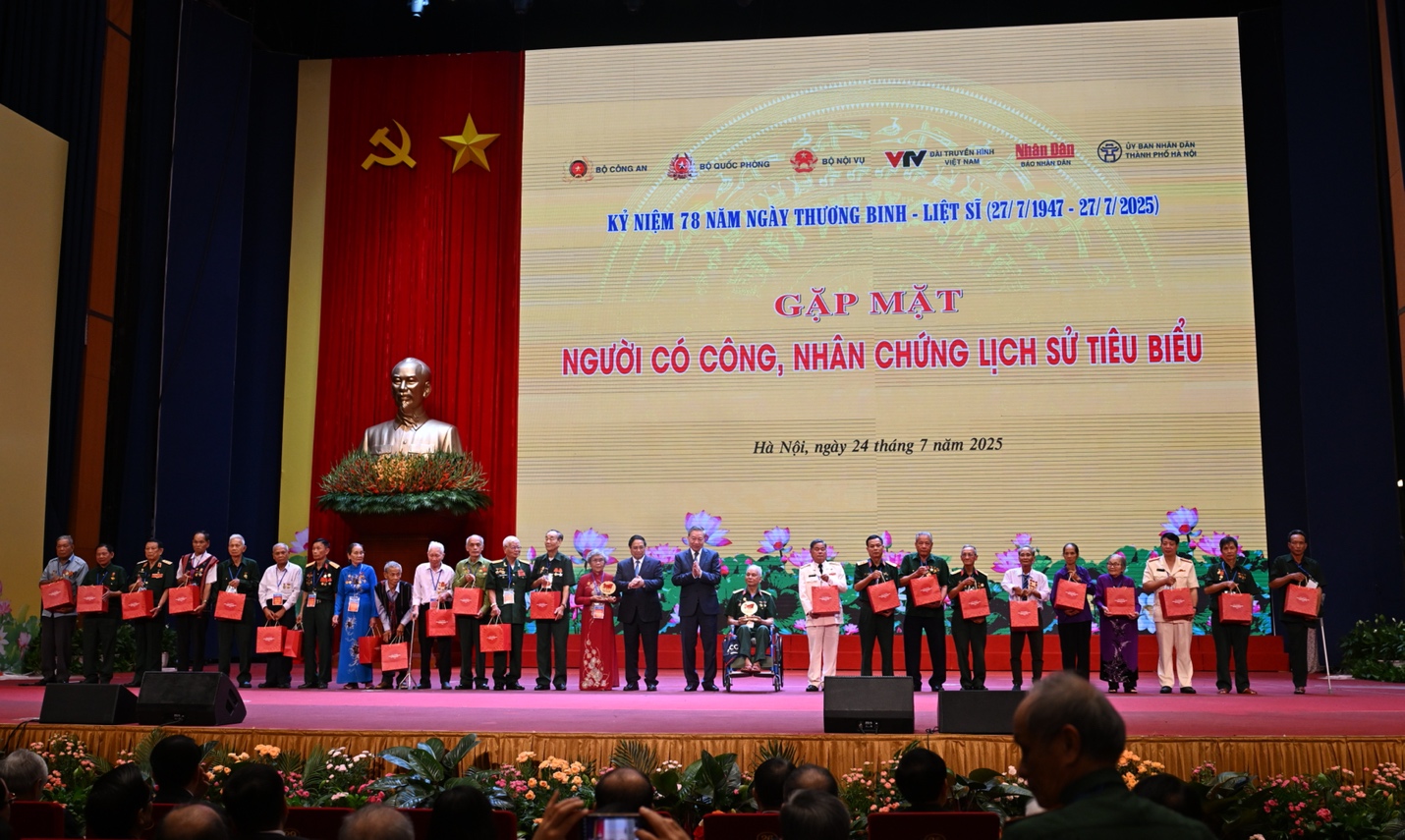 Tổng B&iacute; thư T&ocirc; L&acirc;m: M&aacute;u đ&agrave;o của c&aacute;c anh h&ugrave;ng liệt sĩ đổ xuống, đất nước nở hoa- Ảnh 3.