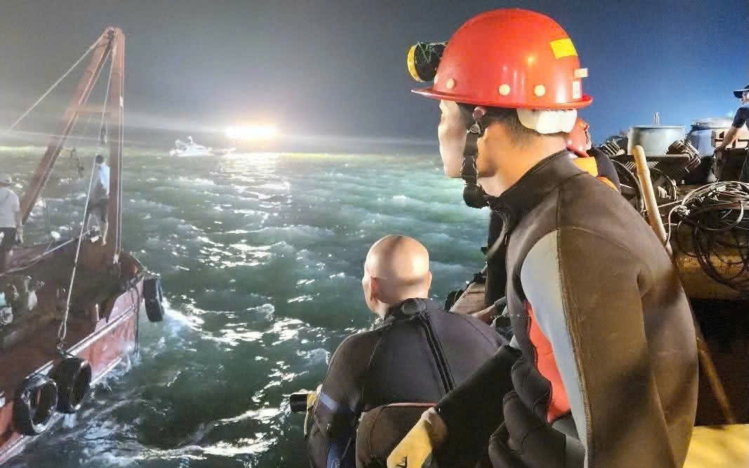 Chuyện "những người giời đày" gieo niềm tin bằng tình người và sự tử tế- Ảnh 8. Đêm trắng ở vịnh Hạ Long - Chuyện chưa kể về người lính cứu hộ kỳ cựu