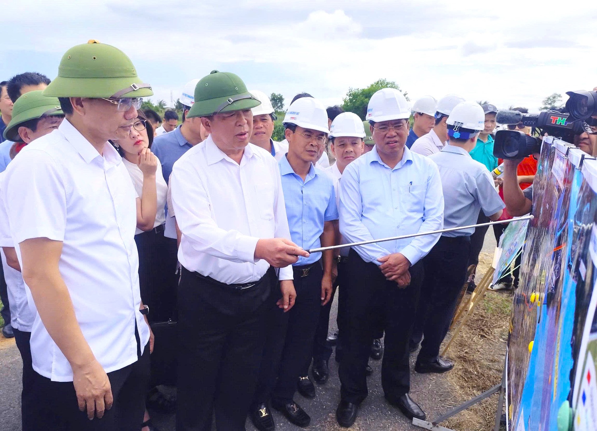 Bộ trưởng Trần Hồng Minh: Chuẩn bị kỹ c&aacute;c điều kiện khởi c&ocirc;ng dự &aacute;n đường sắt trọng điểm- Ảnh 1.