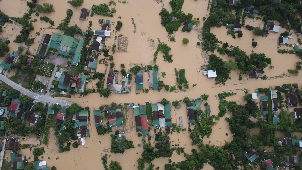 Nghe tin nh&agrave; bị lũ cuốn, người d&acirc;n kh&ocirc;ng về được do QL7 qua Nghệ An ch&igrave;m trong biển nước- Ảnh 1.