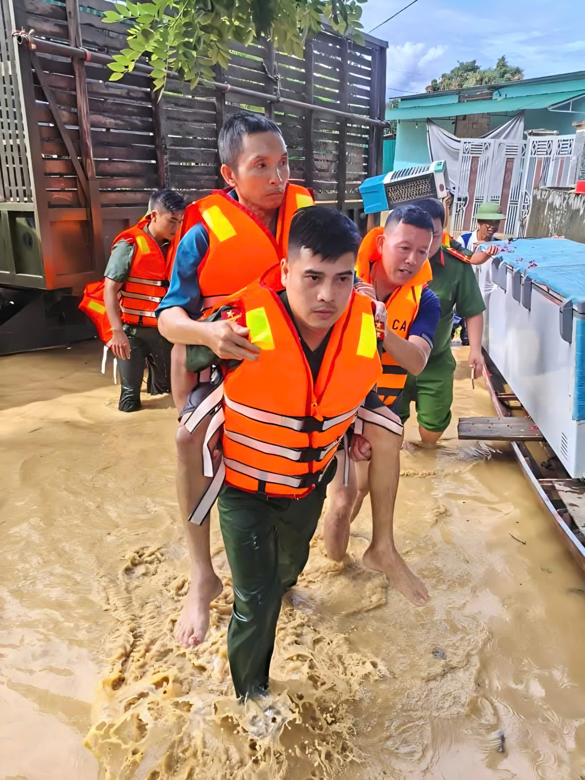 Nghe tin nh&agrave; bị lũ cuốn, người d&acirc;n kh&ocirc;ng về được do QL7 qua Nghệ An ch&igrave;m trong biển nước- Ảnh 8.