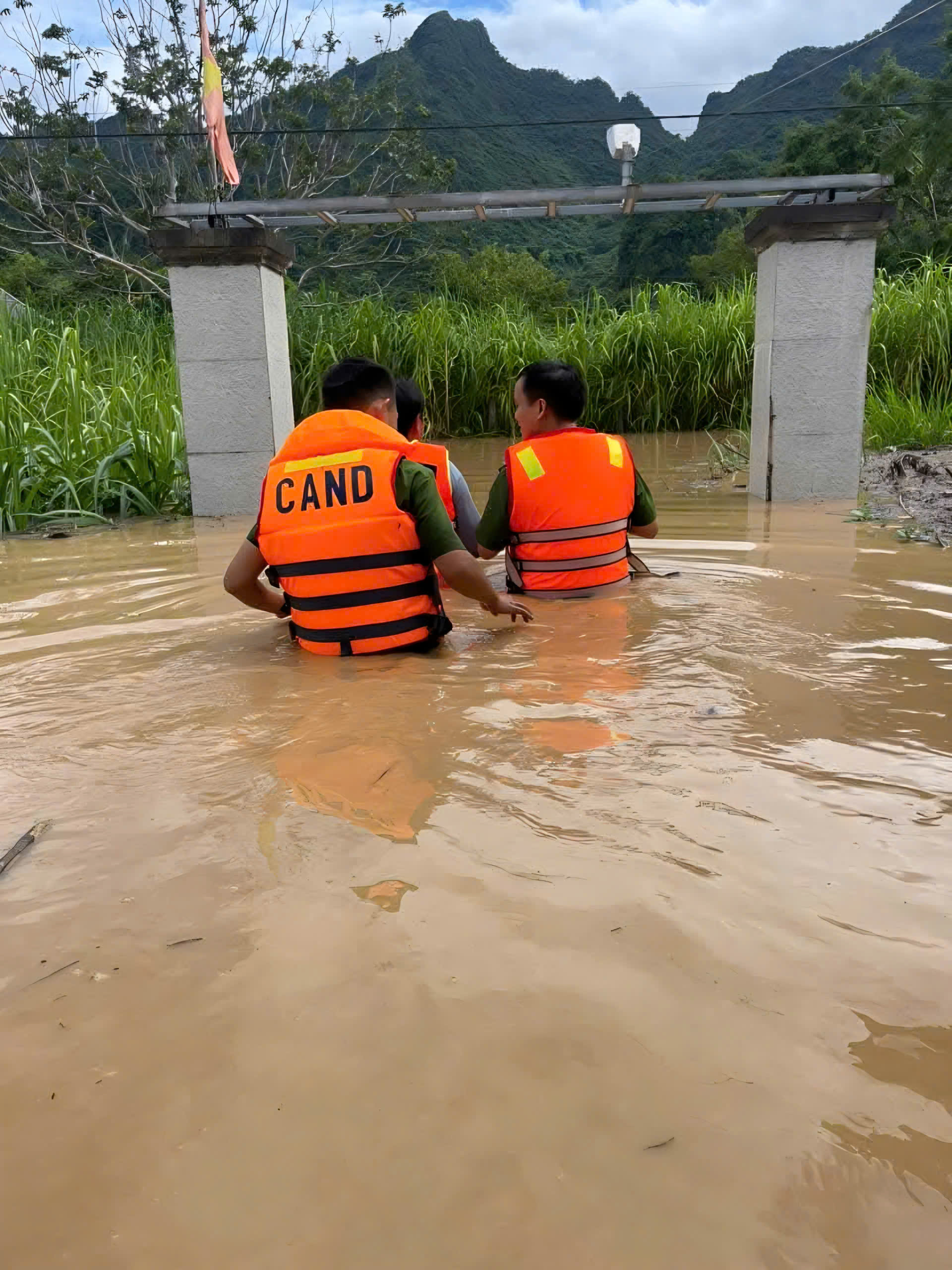 Nghe tin nh&agrave; bị lũ cuốn, người d&acirc;n kh&ocirc;ng về được do QL7 qua Nghệ An ch&igrave;m trong biển nước- Ảnh 9.