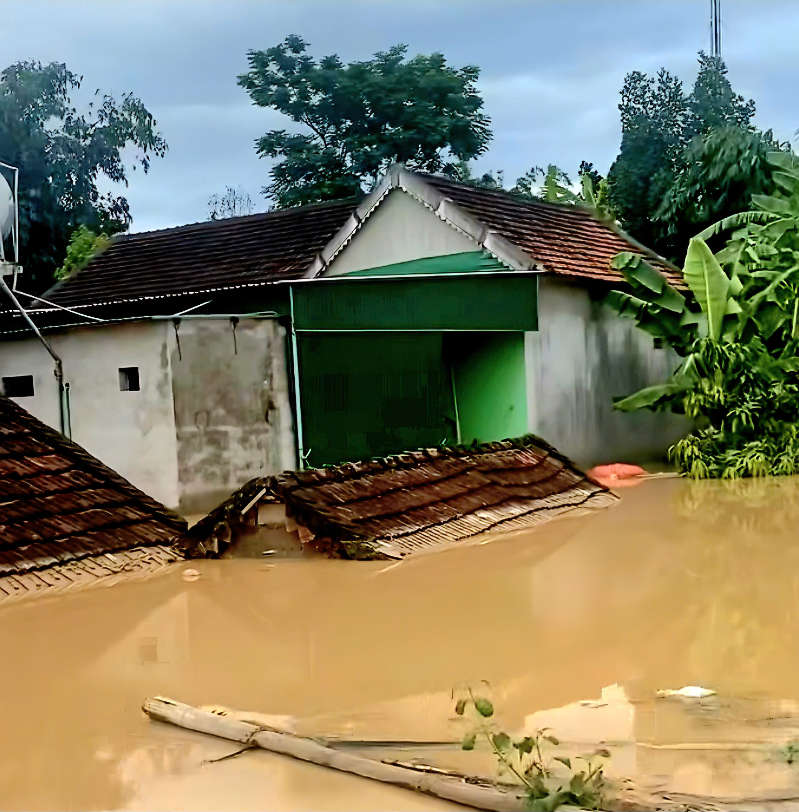 Nghe tin nh&agrave; bị lũ cuốn, người d&acirc;n kh&ocirc;ng về được do QL7 qua Nghệ An ch&igrave;m trong biển nước- Ảnh 5.