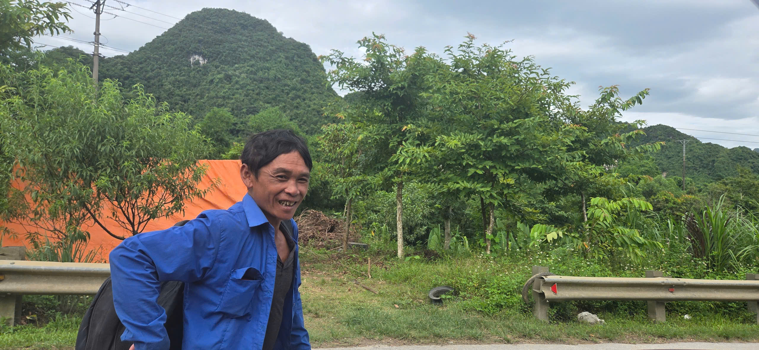 Nghe tin nh&agrave; bị lũ cuốn, người d&acirc;n kh&ocirc;ng về được do QL7 qua Nghệ An ch&igrave;m trong biển nước- Ảnh 2.