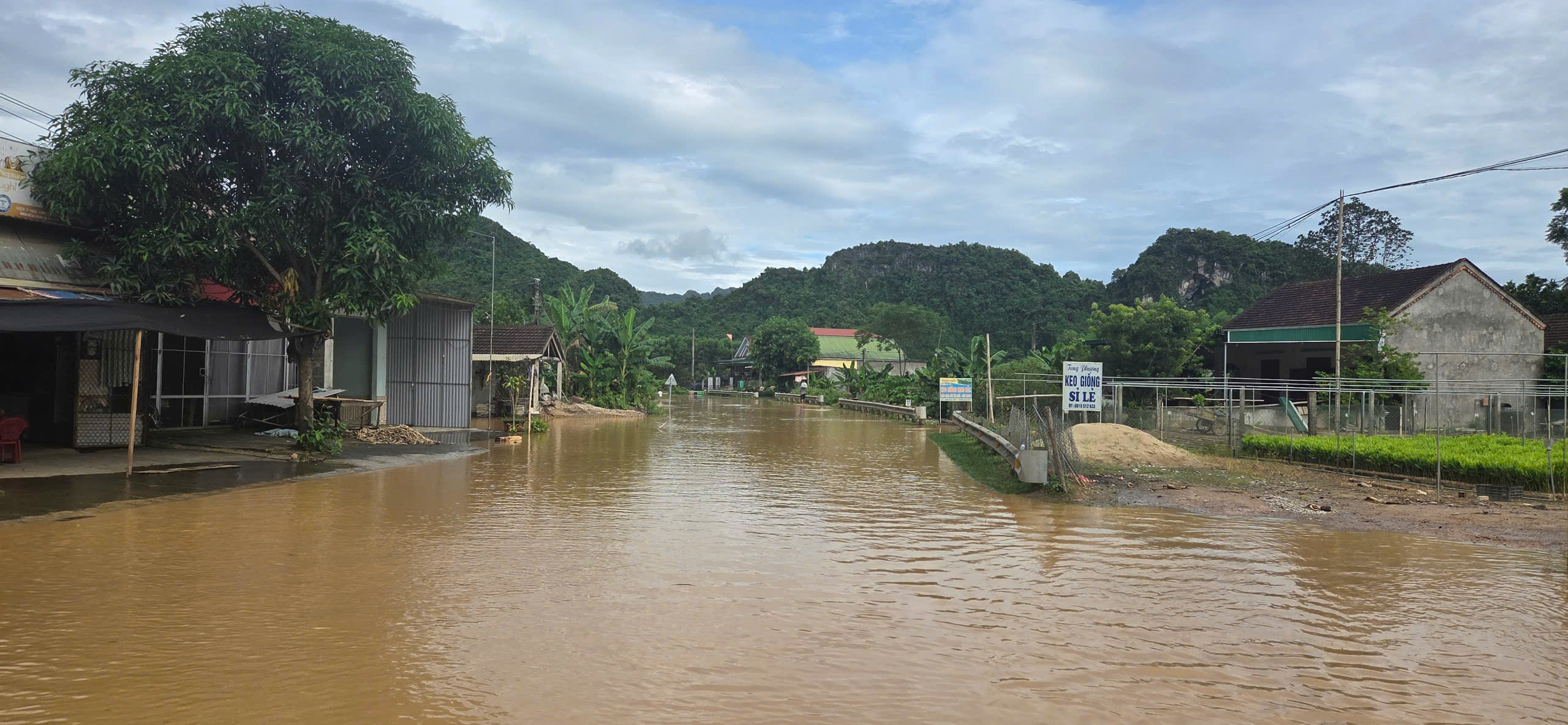 Nghe tin nh&agrave; bị lũ cuốn, người d&acirc;n kh&ocirc;ng về được do QL7 qua Nghệ An ch&igrave;m trong biển nước- Ảnh 4.