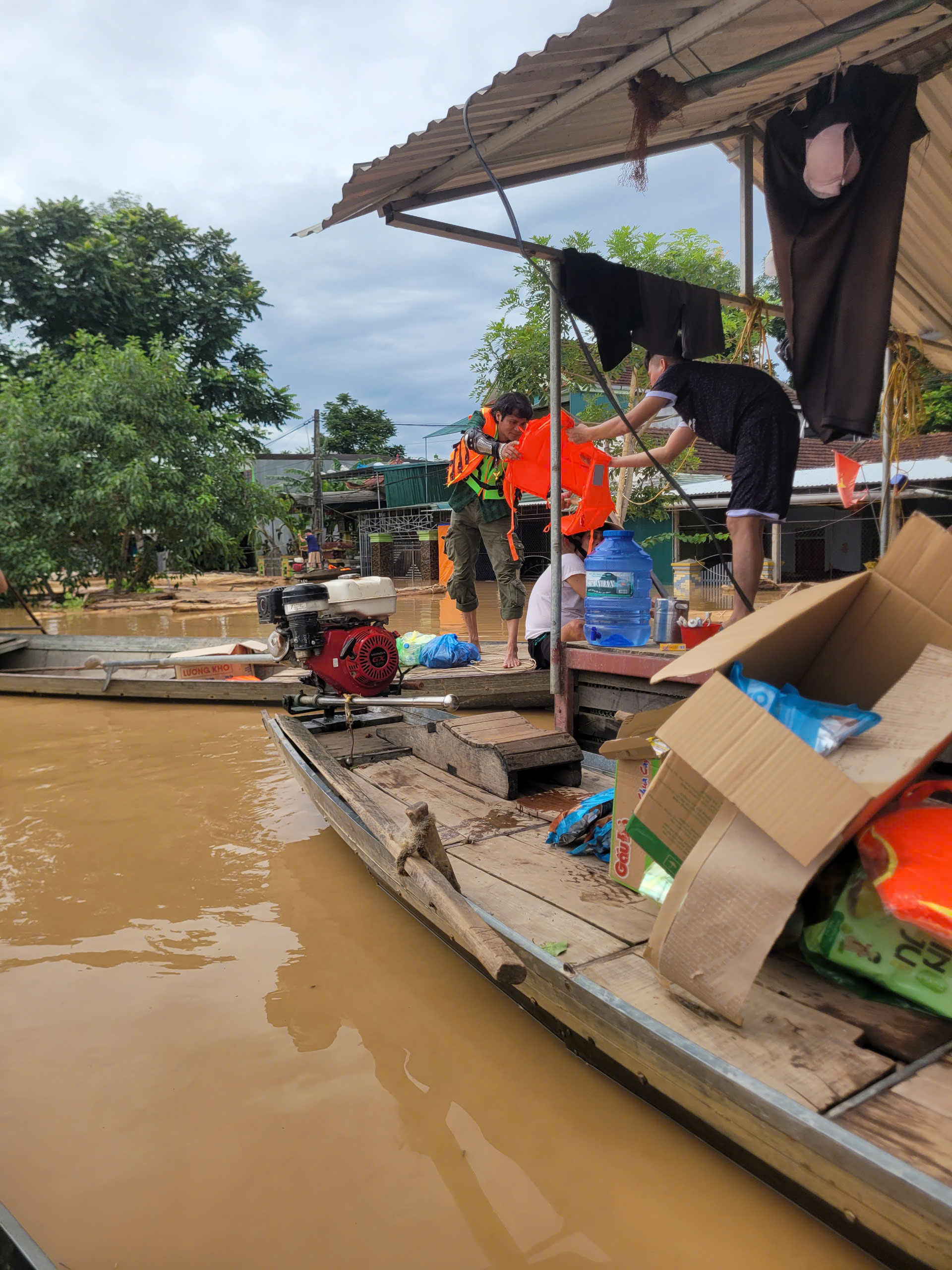 Nghe tin nh&agrave; bị lũ cuốn, người d&acirc;n kh&ocirc;ng về được do QL7 qua Nghệ An ch&igrave;m trong biển nước- Ảnh 14.
