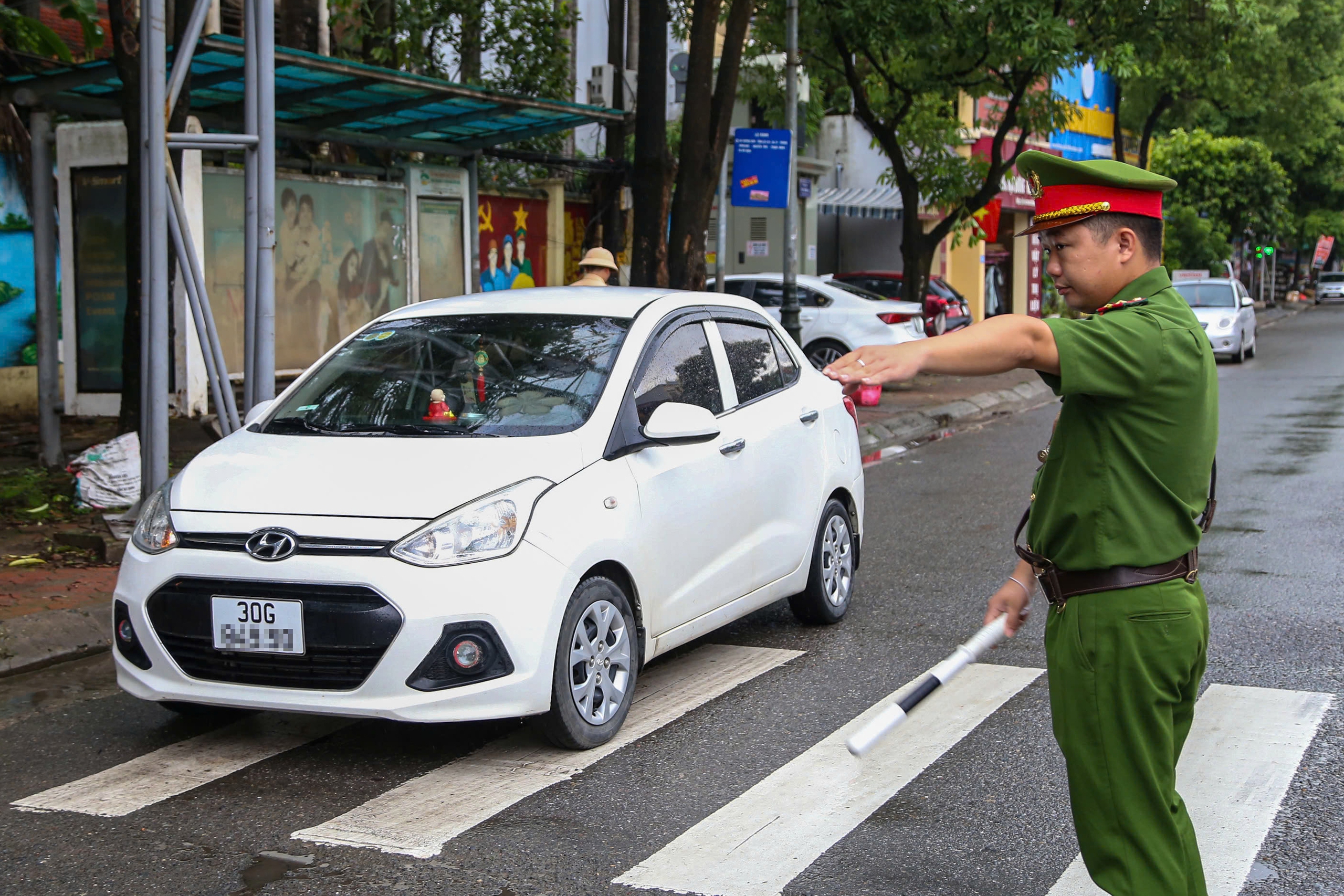 H&agrave; Nội: CSGT c&ugrave;ng c&ocirc;ng an x&atilde; lập chốt tr&ecirc;n tỉnh lộ, xử phạt nhiều h&agrave;nh vi- Ảnh 4.