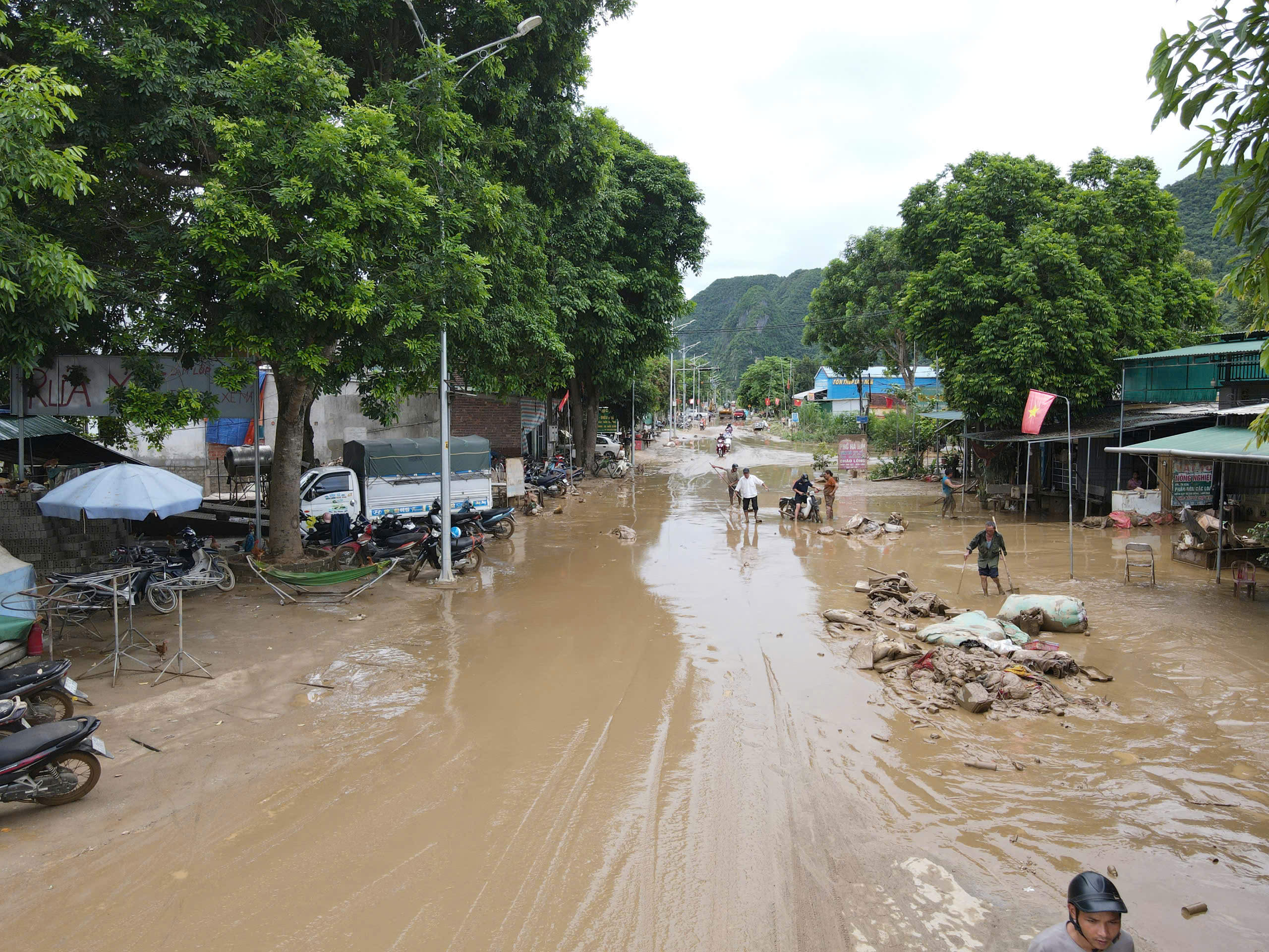 Nước lũ r&uacute;t, người d&acirc;n x&atilde; Con Cu&ocirc;ng nỗ lực khắc phục hậu quả, ổn định cuộc sống- Ảnh 2.