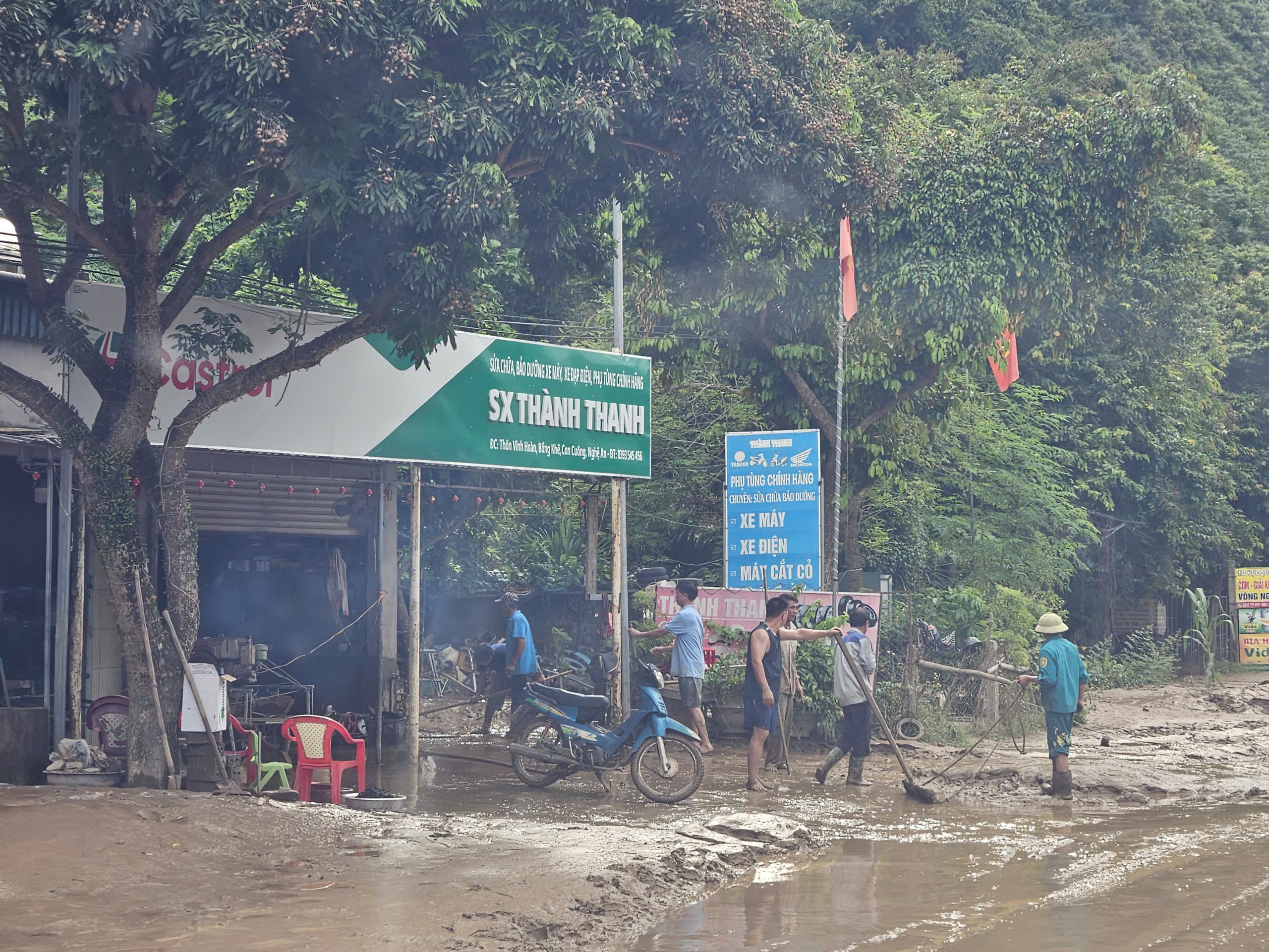 Nước lũ r&uacute;t, người d&acirc;n x&atilde; Con Cu&ocirc;ng nỗ lực khắc phục hậu quả, ổn định cuộc sống- Ảnh 3.