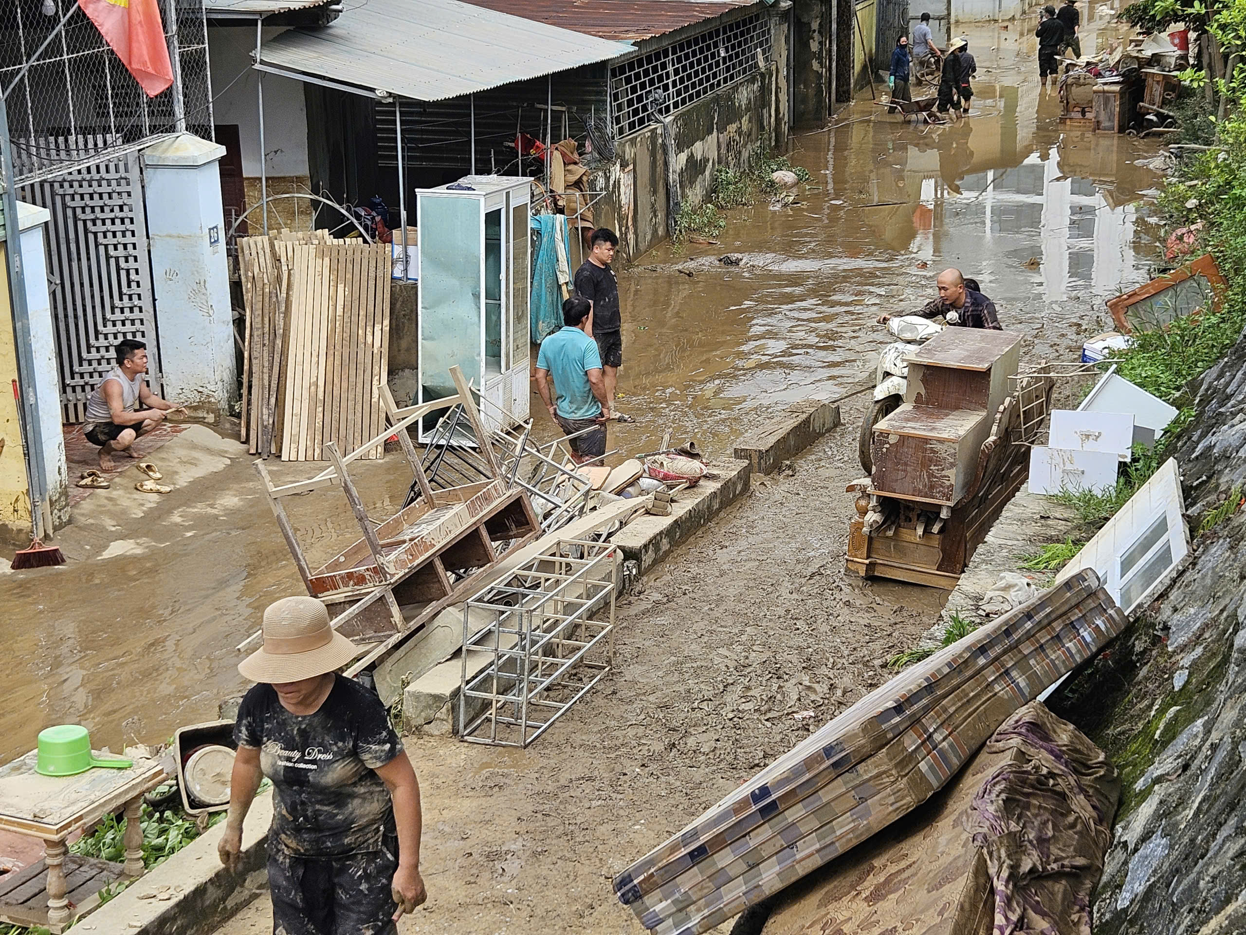 Nước lũ r&uacute;t, người d&acirc;n x&atilde; Con Cu&ocirc;ng nỗ lực khắc phục hậu quả, ổn định cuộc sống- Ảnh 5.