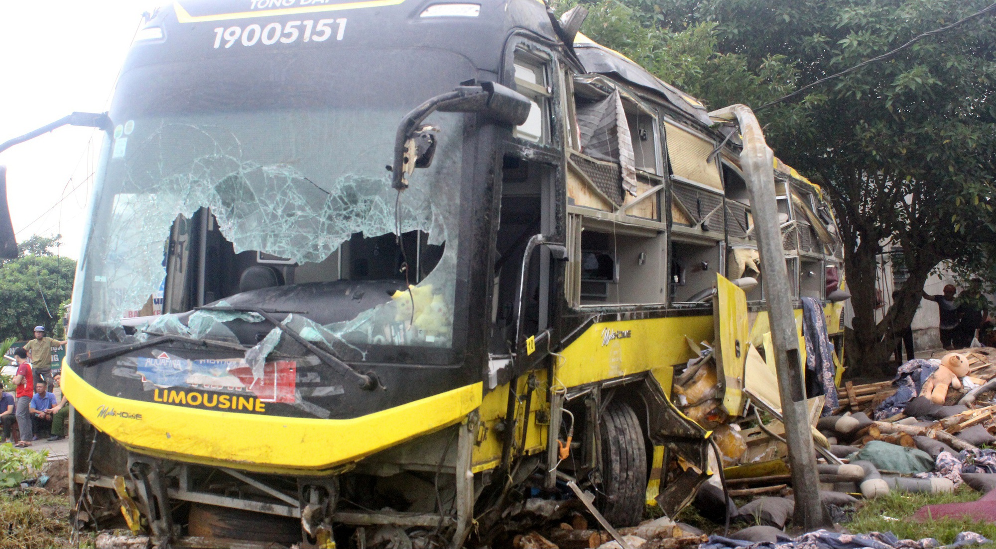 Tai nạn 10 người chết ở H&agrave; Tĩnh: Xe kh&aacute;ch kh&ocirc;ng c&oacute; ph&ugrave; hiệu- Ảnh 1.