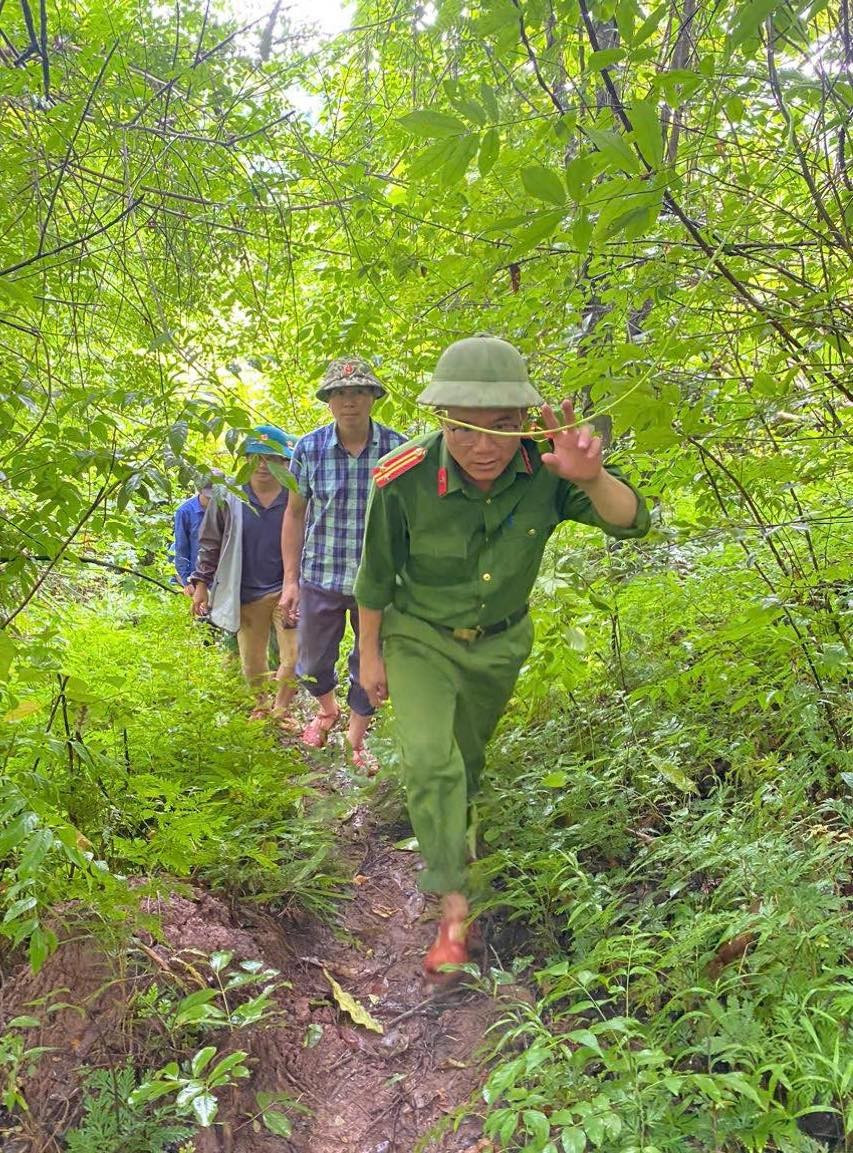 Nghệ An: Xuất hiện vết nứt tr&ecirc;n n&uacute;i, h&agrave;ng chục hộ d&acirc;n sơ t&aacute;n khẩn- Ảnh 1.