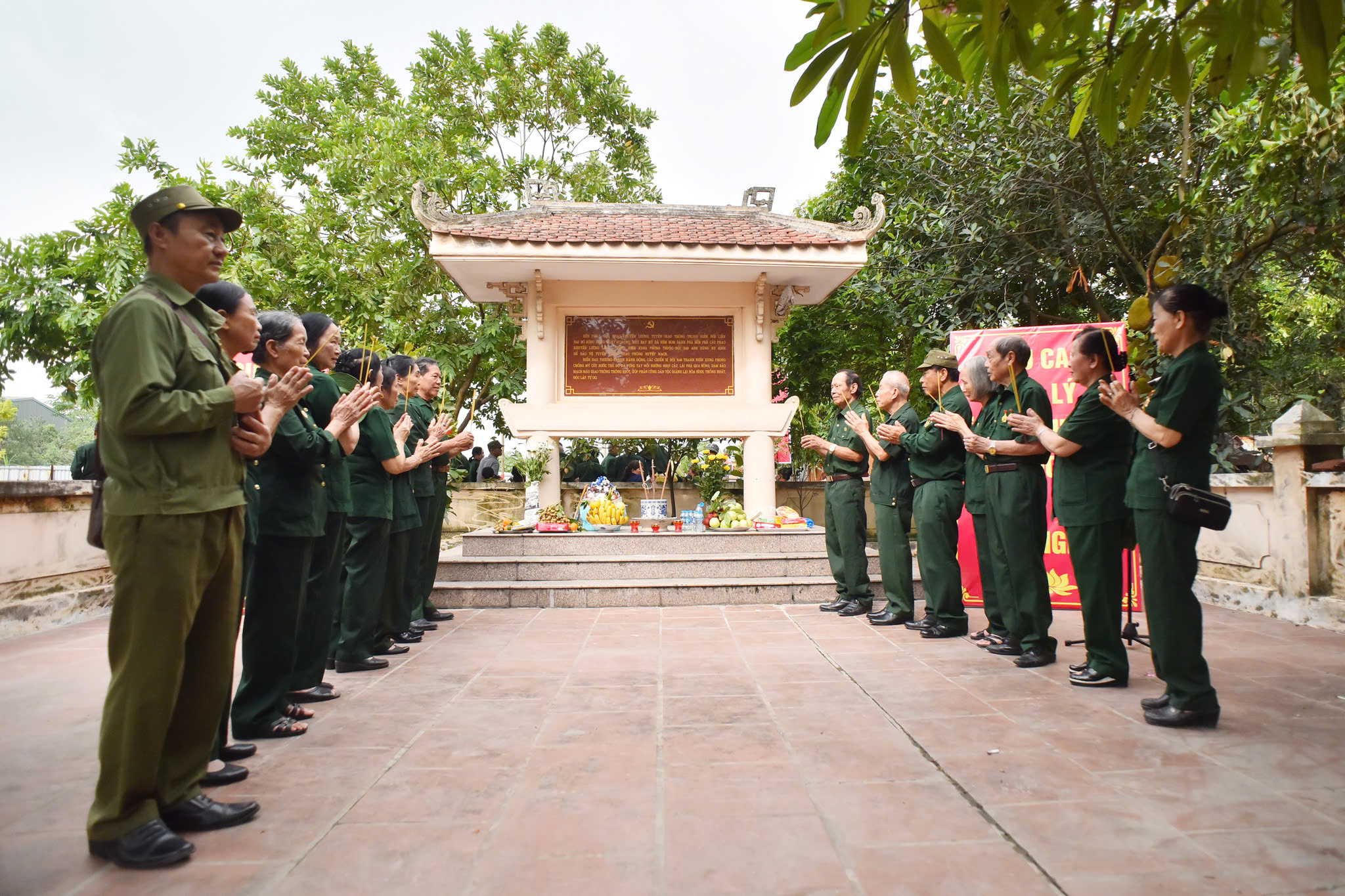 Nơi ghi dấu những chiến c&ocirc;ng "sống b&aacute;m cầu đường, chết ki&ecirc;n cường dũng cảm" ở Thủ đ&ocirc;- Ảnh 1.