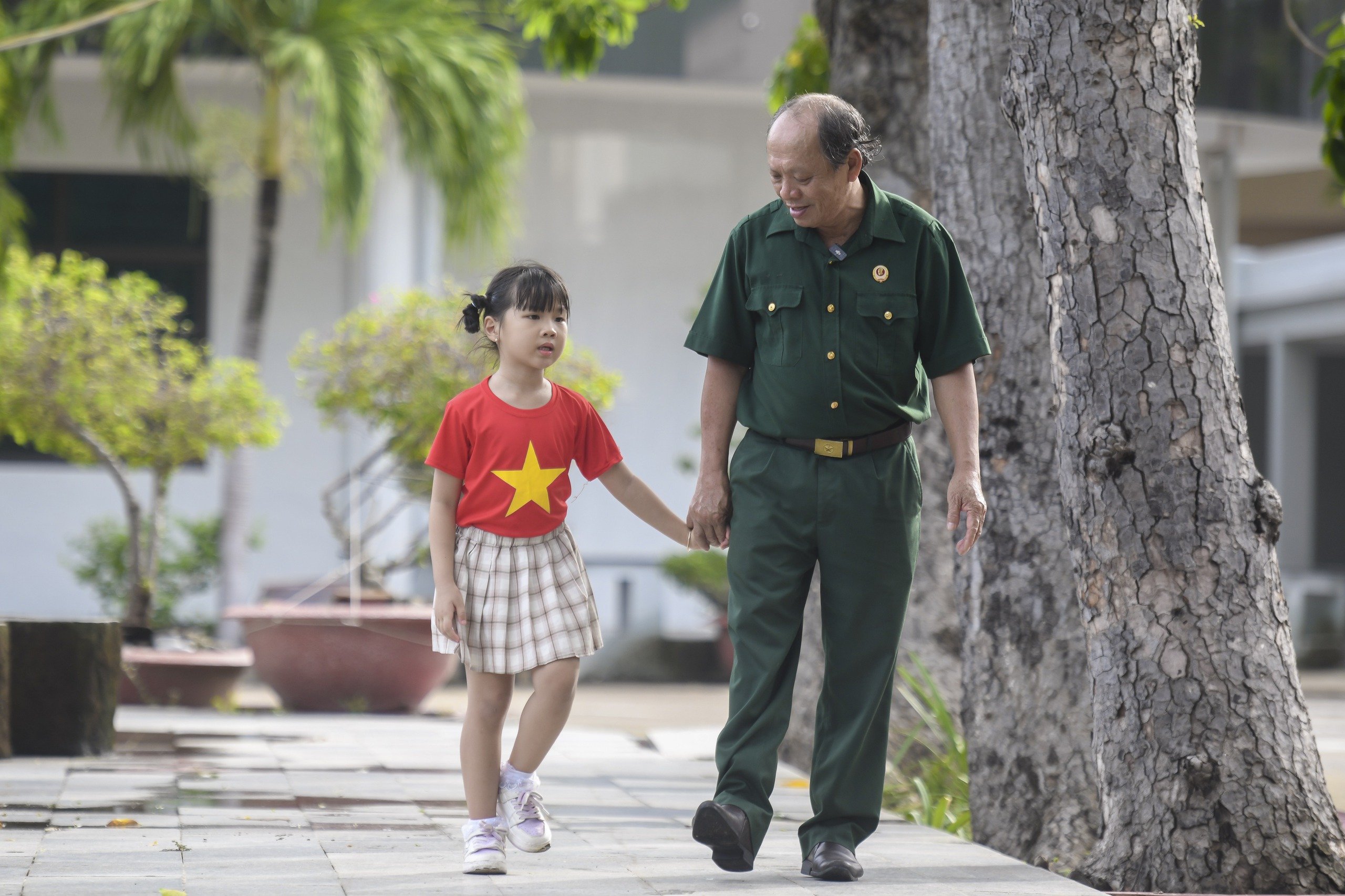 Thượng sĩ Nguyễn Ch&iacute; Tường c&ugrave;ng con một nh&acirc;n vi&ecirc;n Vinamilk tại Trung t&acirc;m Điều dưỡng Thương binh v&agrave; Người c&oacute; c&ocirc;ng Long Đất (Ảnh: Thanh B&igrave;nh).