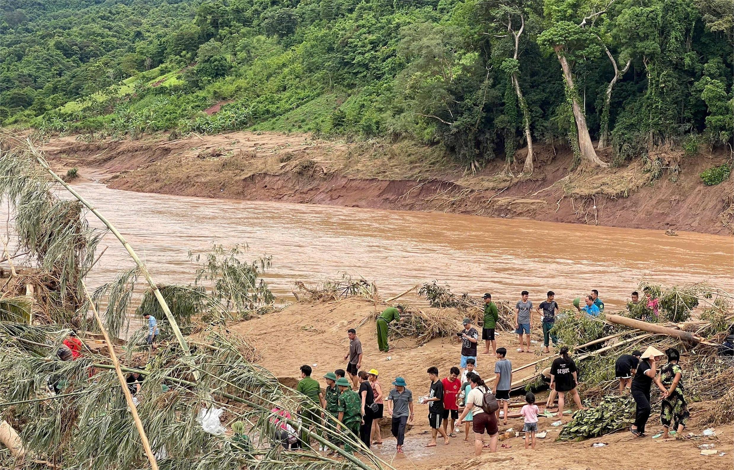 Nghệ An: Xuất hiện vết nứt tr&ecirc;n n&uacute;i, h&agrave;ng chục hộ d&acirc;n sơ t&aacute;n khẩn- Ảnh 6.