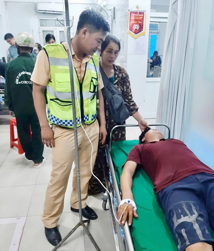 Cảnh s&aacute;t giao th&ocirc;ng H&agrave; Tĩnh kịp thời cứu người d&acirc;n qua cơn nguy kịch- Ảnh 1.