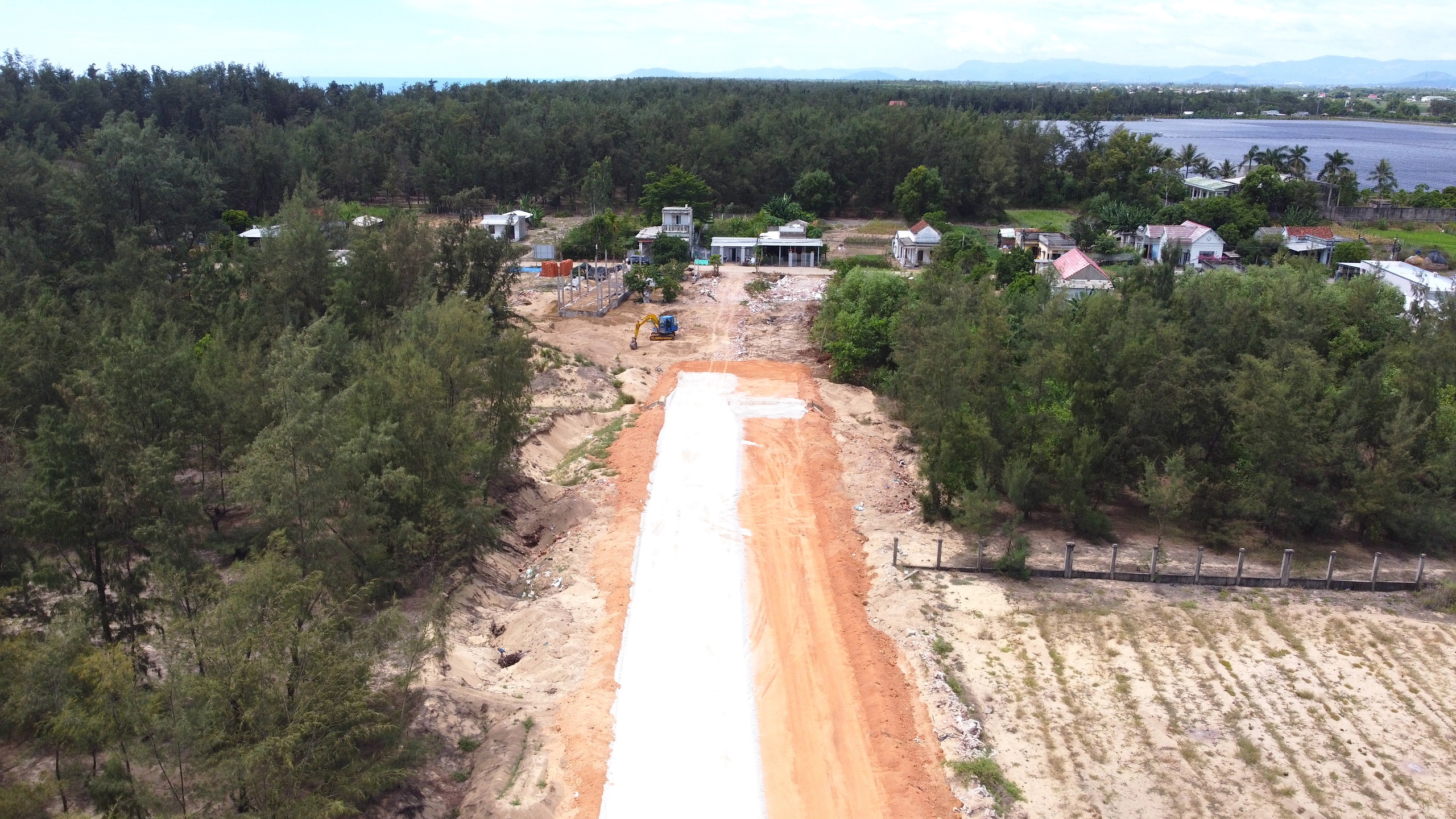 Quảng Ngãi đầu tư nối dài đường ven biển Dung Quất - Sa Huỳnh- Ảnh 1. Quảng Ngãi đầu tư nối dài đường ven biển Dung Quất - Sa Huỳnh- Ảnh 1.