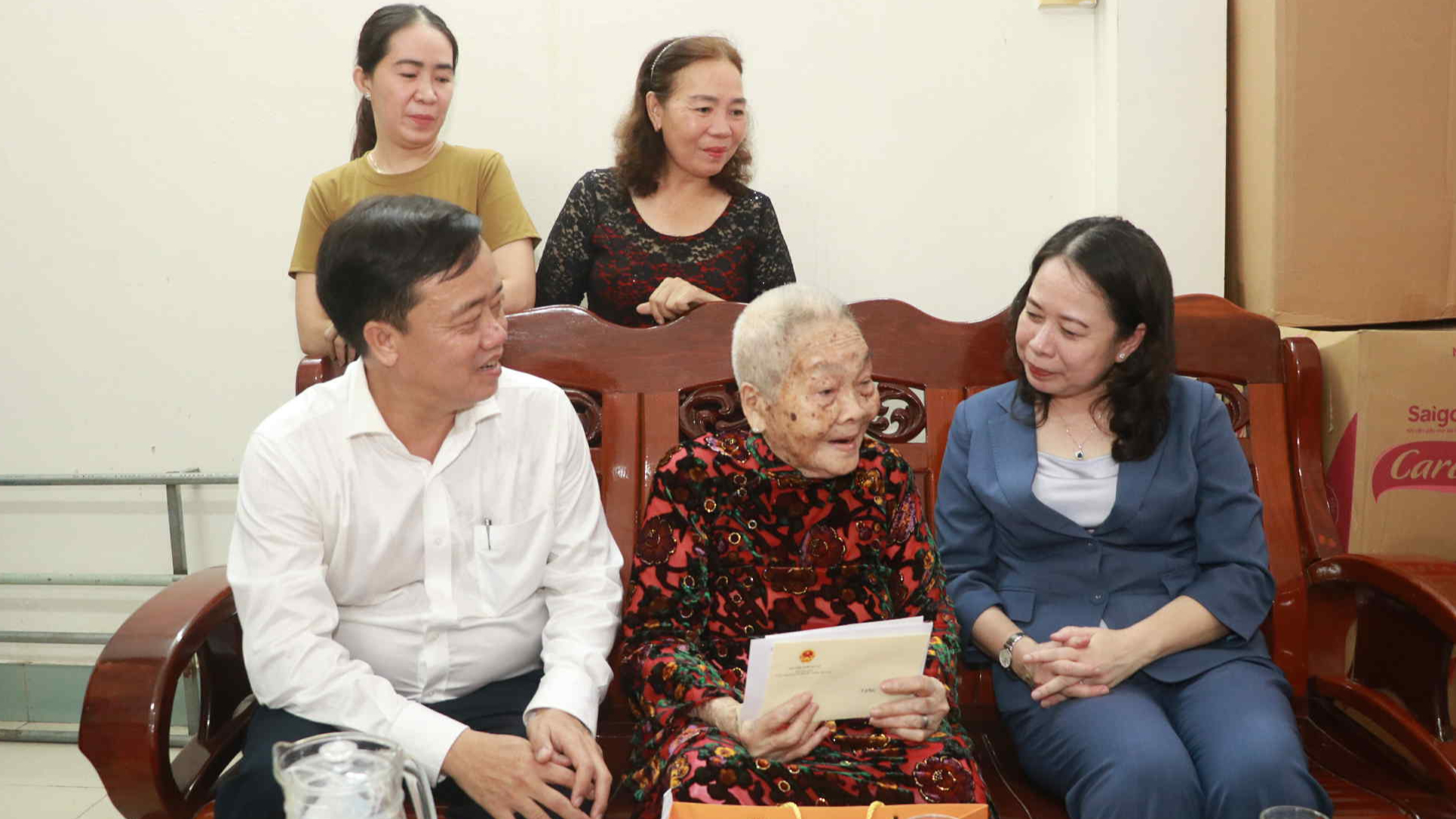 Ph&oacute; Chủ tịch nước V&otilde; Thị &Aacute;nh Xu&acirc;n thăm Mẹ Việt Nam anh h&ugrave;ng, thương binh tại C&agrave; Mau- Ảnh 2.