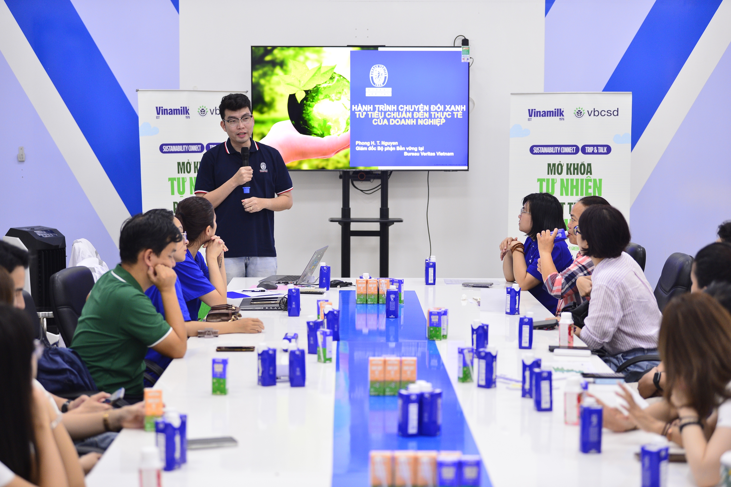 Nguồn ph&acirc;n b&oacute;n hữu cơ được cung cấp cho c&aacute;c hộ d&acirc;n hợp t&aacute;c v&agrave; nh&acirc;n vi&ecirc;n trang trại sẽ được ph&acirc;n c&ocirc;ng hỗ trợ n&ocirc;ng d&acirc;n canh t&aacute;c theo chuẩn thực h&agrave;nh n&ocirc;ng nghiệp tốt, đảm bảo chất lượng. Năm 2024, doanh nghiệp cũng đ&atilde; bao ti&ecirc;u, thu mua hơn 365.000 tấn bắp sinh khối từ n&ocirc;ng d&acirc;n, tăng thu nhập cho người d&acirc;n. Người d&acirc;n trở th&agrave;nh một mắc x&iacute;ch trong chuỗi gi&aacute; trị bền vững, được hưởng lợi &iacute;ch v&agrave; từ đ&oacute;, tham gia s&acirc;u c&ugrave;ng với doanh nghiệp. Mở rộng hơn về kh&iacute;a cạnh giảm ph&aacute;t thải kh&iacute; nh&agrave; k&iacute;nh, &ocirc;ng Nguyễn Huỳnh Thanh Phong &ndash; Gi&aacute;m đốc Ph&aacute;t triển Bền vững Bureau Veritas Việt Nam, đ&aacute;nh gi&aacute; cao việc Vinamilk ưu ti&ecirc;n việc giảm &ldquo;thật&rdquo; tại nguồn, thay v&igrave; b&ugrave; đắp bằng việc mua t&iacute;n chỉ carbon b&ecirc;n ngo&agrave;i, triển khai theo một lộ tr&igrave;nh cụ thể để đạt được Net Zero v&agrave;o năm 2050.