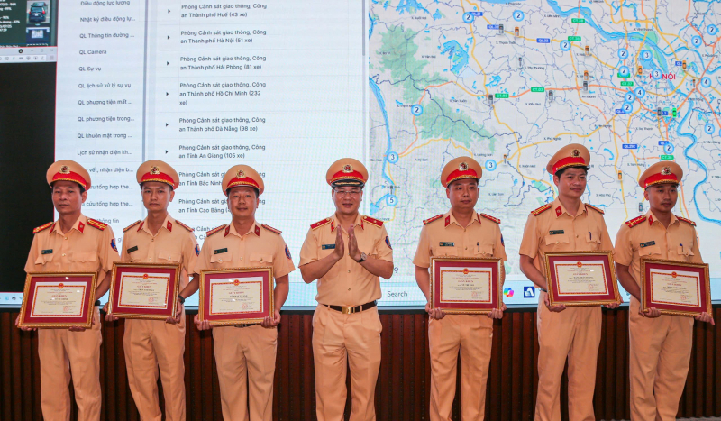 Khen thưởng lực lượng truy bắt rapper B&igrave;nh &ldquo;Gold&rdquo; l&aacute;i Audi ch&egrave;n &eacute;p xe tr&ecirc;n cao tốc- Ảnh 2.