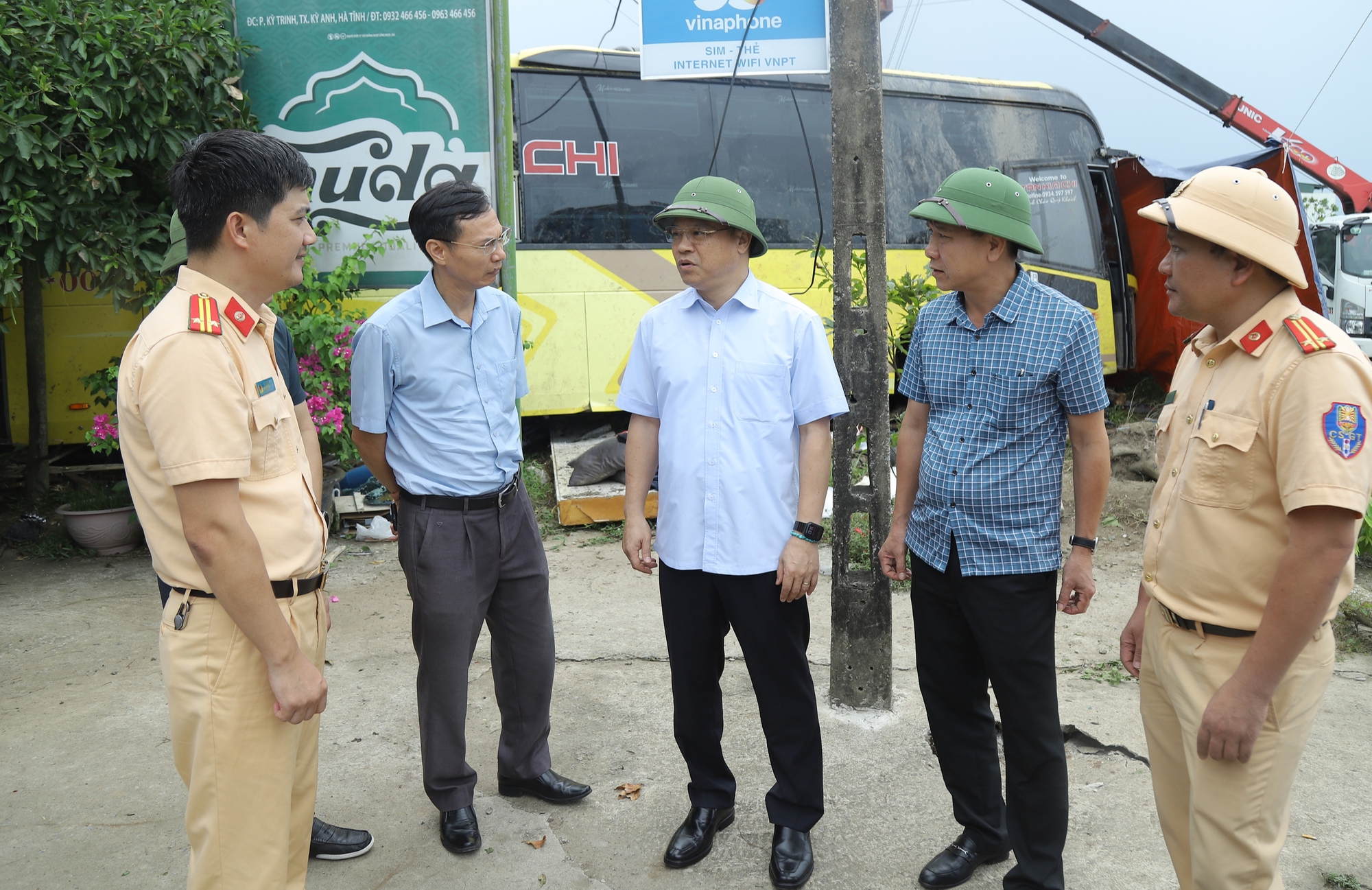 Ủy ban ATGT Quốc gia yêu cầu làm rõ trách nhiệm nhà xe vụ lật xe khách ở Hà Tĩnh- Ảnh 1. Ủy ban ATGT Quốc gia yêu cầu làm rõ trách nhiệm nhà xe vụ lật xe khách ở Hà Tĩnh- Ảnh 1.