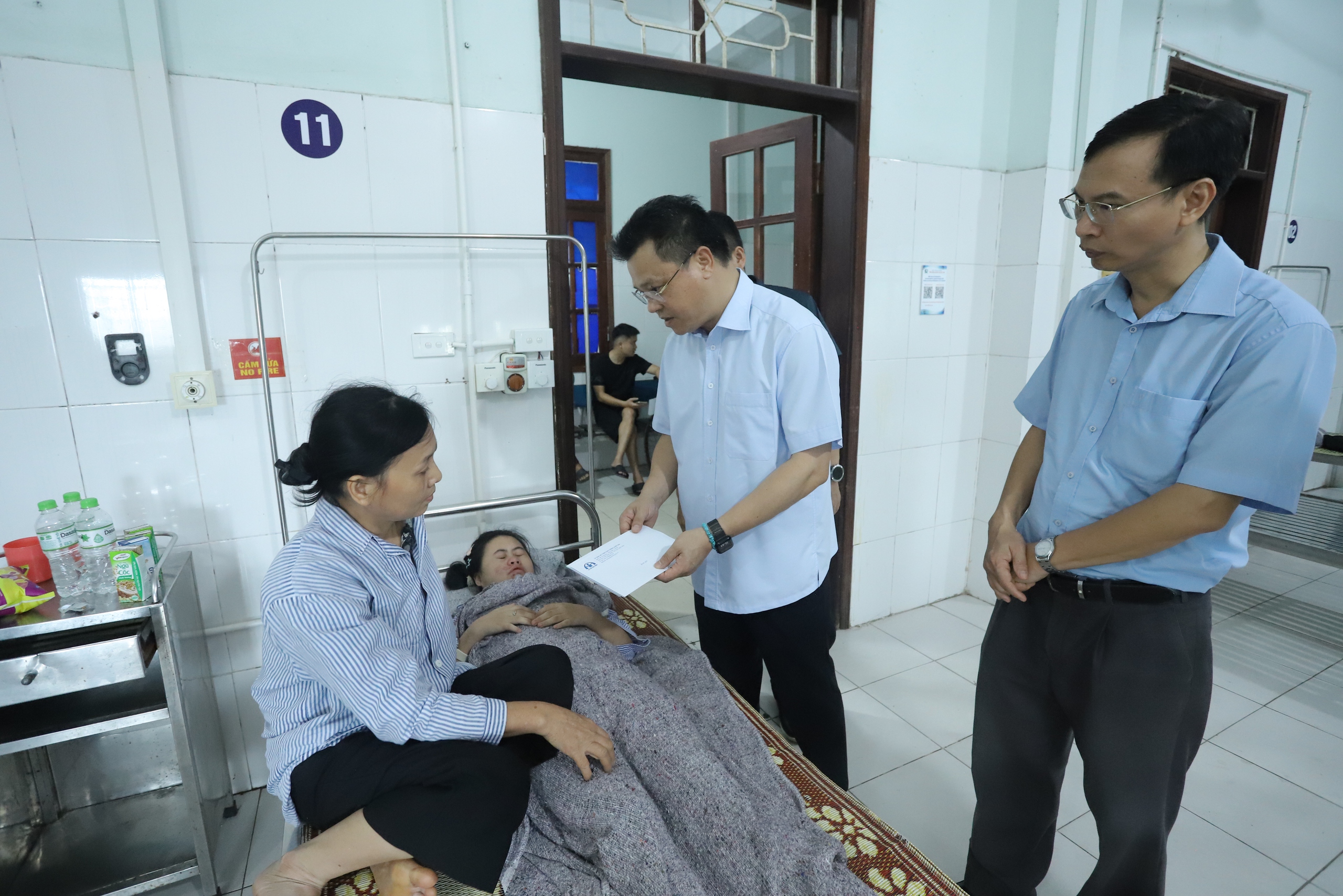 Th&ocirc;ng tin mới về c&aacute;c nạn nh&acirc;n bị thương trong vụ lật xe kh&aacute;ch ở H&agrave; Tĩnh- Ảnh 1.