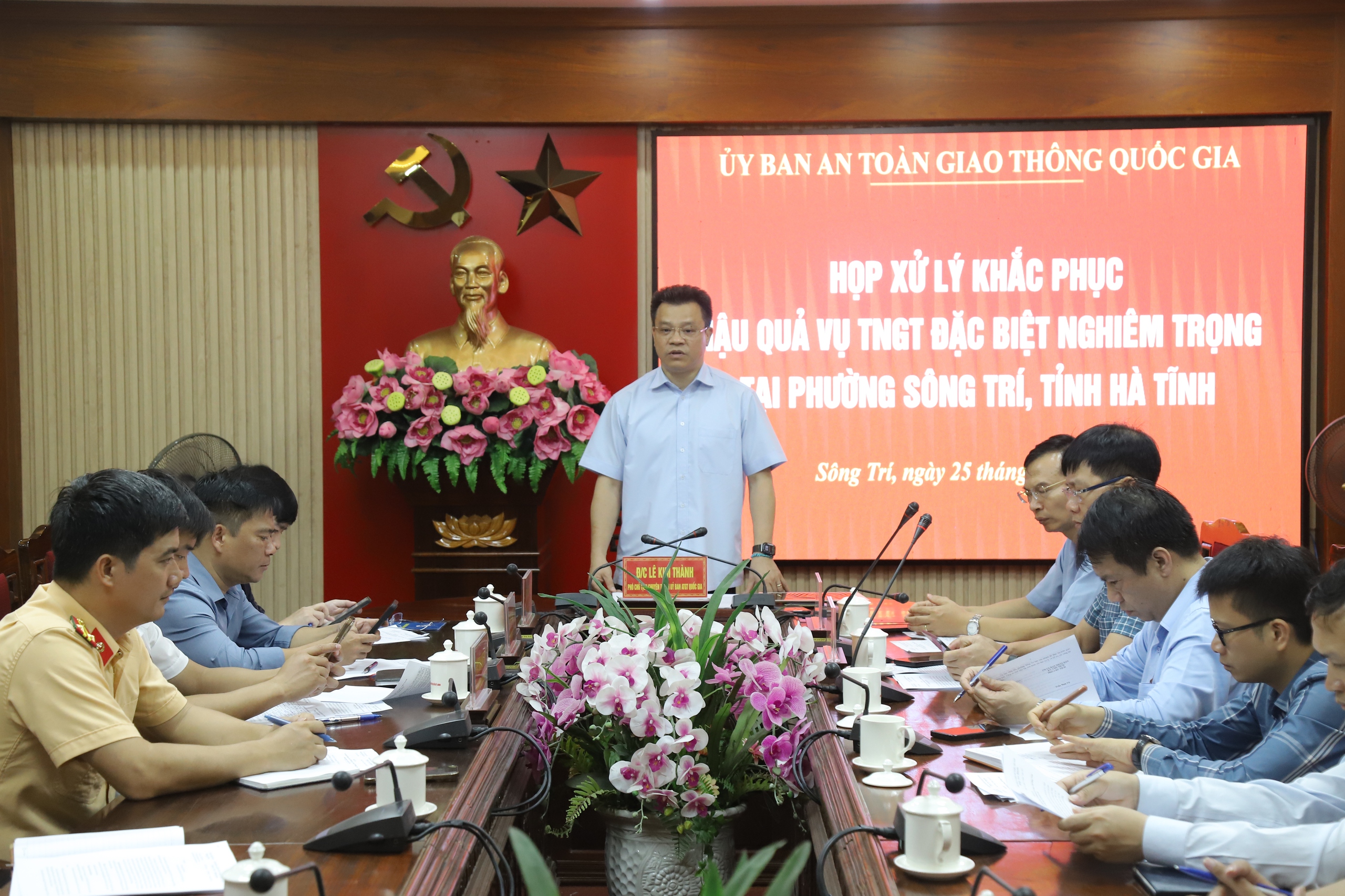 Ủy ban ATGT Quốc gia yêu cầu làm rõ trách nhiệm nhà xe vụ lật xe khách ở Hà Tĩnh- Ảnh 3. Ủy ban ATGT Quốc gia yêu cầu làm rõ trách nhiệm nhà xe vụ lật xe khách ở Hà Tĩnh- Ảnh 3.