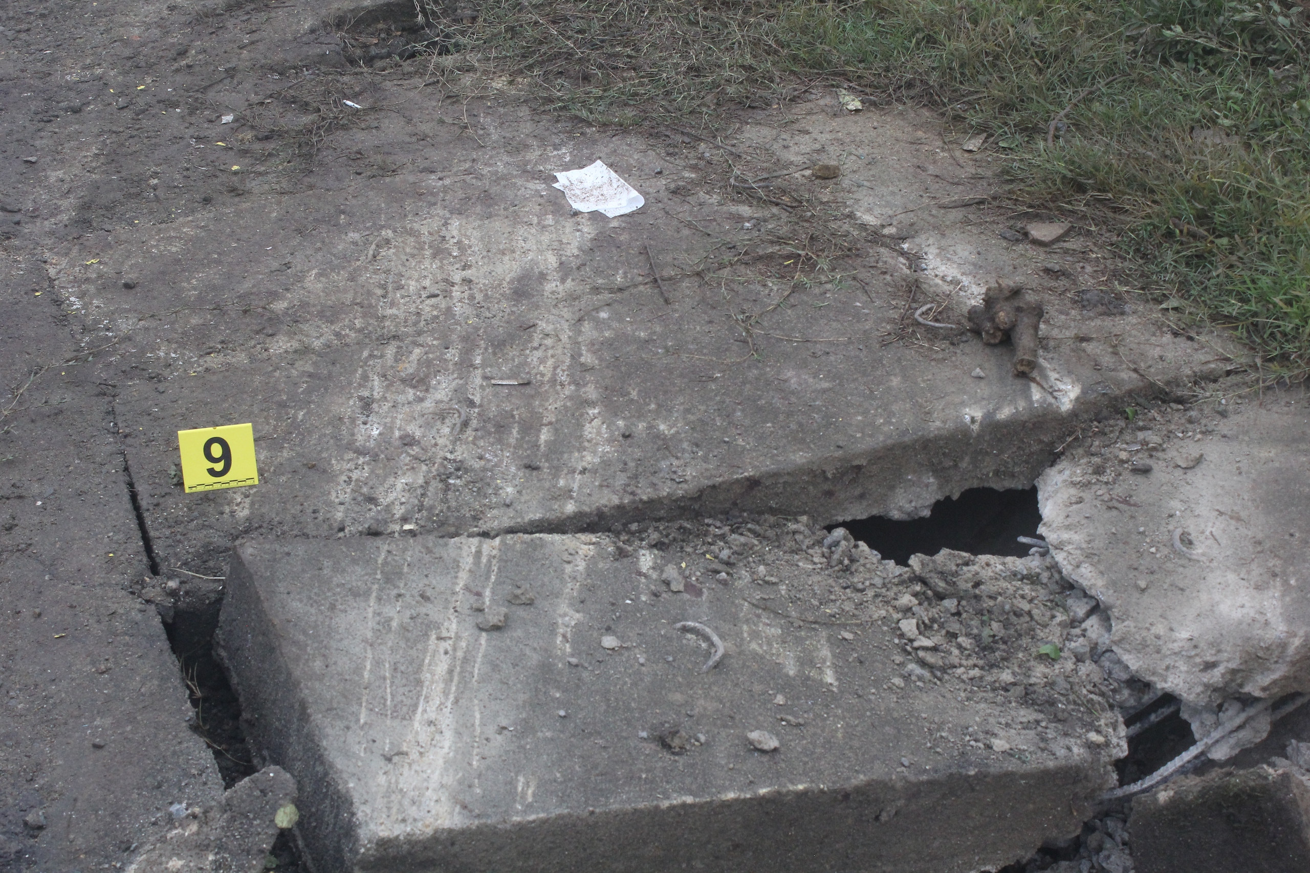 Hiện trường ám ảnh vụ xe khách lật nhào ở Hà Tĩnh, 10 người tử vong- Ảnh 2. Hiện trường ám ảnh vụ xe khách lật nhào ở Hà Tĩnh, 10 người tử vong- Ảnh 2.