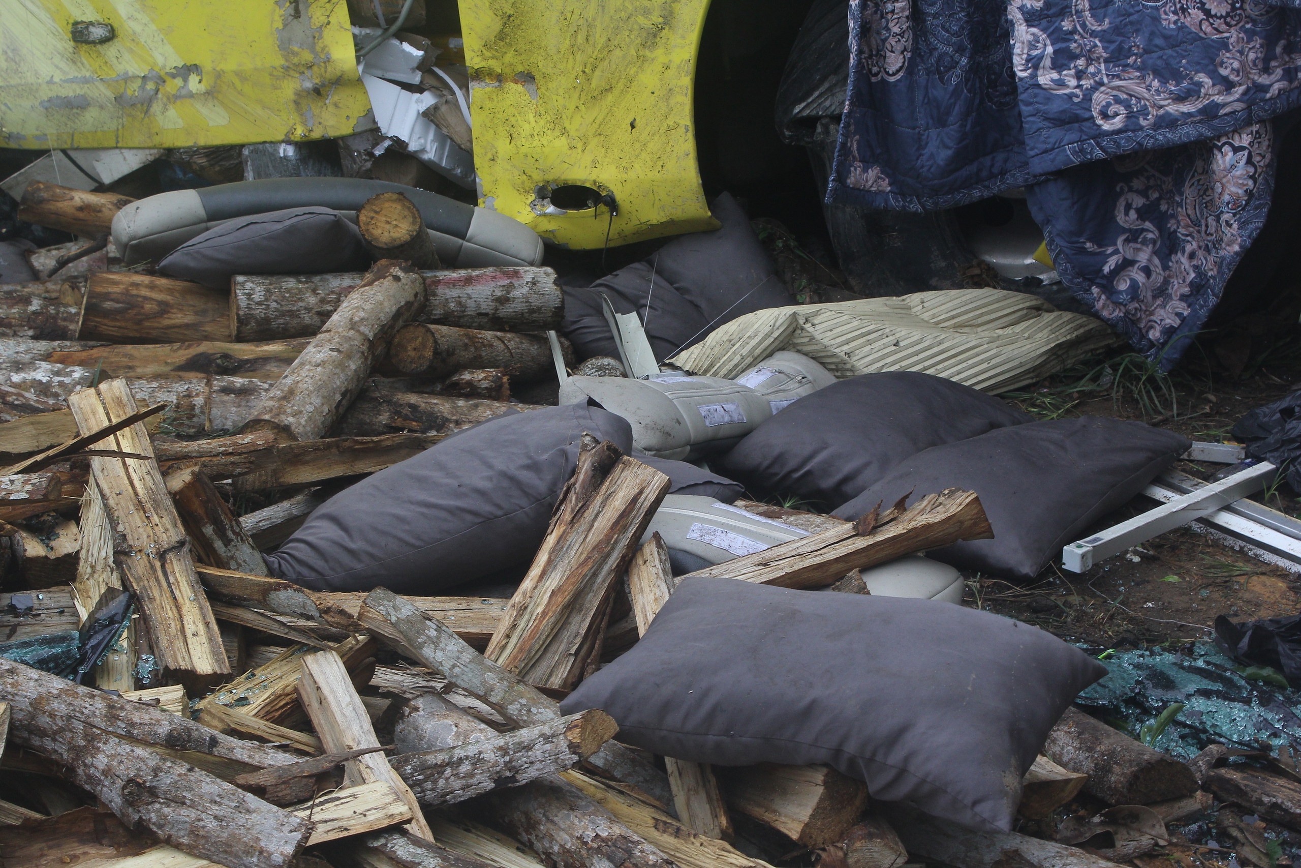 Hiện trường ám ảnh vụ xe khách lật nhào ở Hà Tĩnh, 10 người tử vong- Ảnh 4. Hiện trường ám ảnh vụ xe khách lật nhào ở Hà Tĩnh, 10 người tử vong- Ảnh 4.