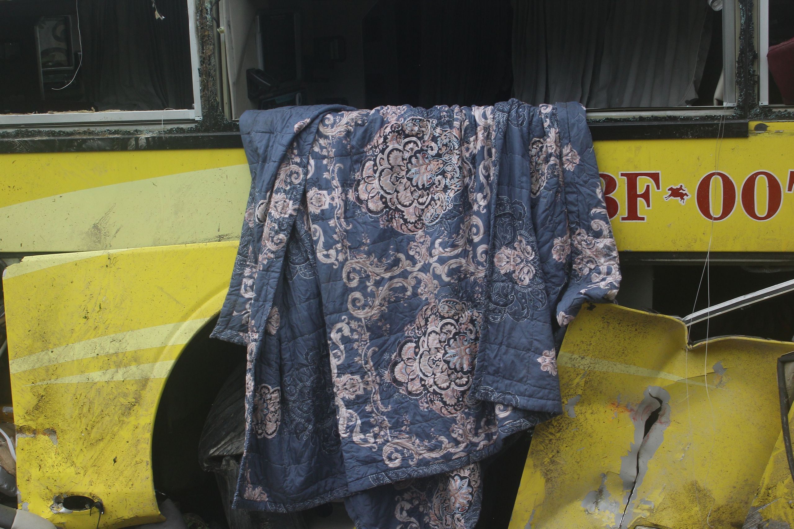 Hiện trường ám ảnh vụ xe khách lật nhào ở Hà Tĩnh, 10 người tử vong- Ảnh 7. Hiện trường ám ảnh vụ xe khách lật nhào ở Hà Tĩnh, 10 người tử vong- Ảnh 7.