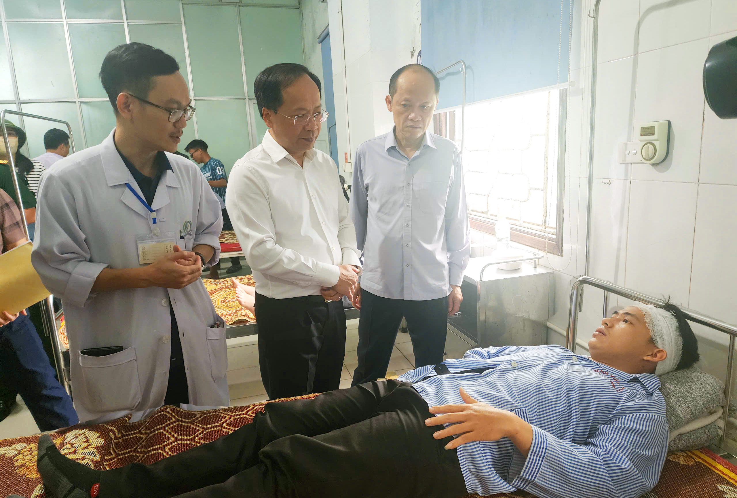 Bí thư Tỉnh ủy Hà Tĩnh thăm hỏi, hỗ trợ các nạn nhân vụ tai nạn đặc biệt nghiêm trọng- Ảnh 1. Bí thư Tỉnh ủy Hà Tĩnh thăm hỏi, hỗ trợ các nạn nhân vụ tai nạn đặc biệt nghiêm trọng- Ảnh 1.