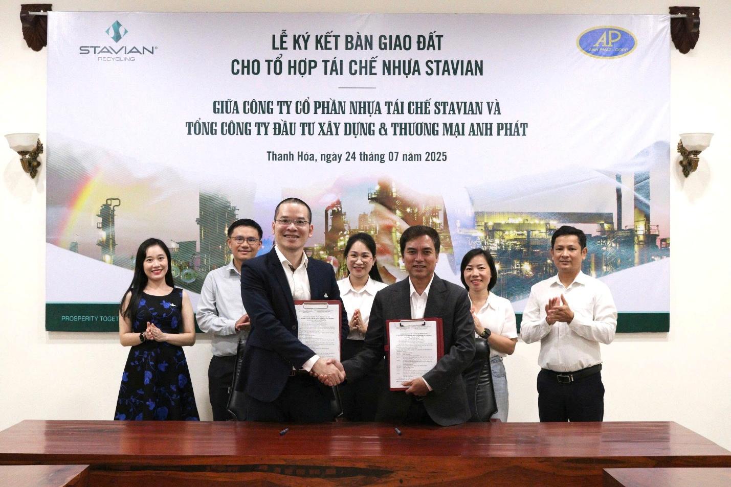 Thanh H&oacute;a cấp chứng nhận đăng k&yacute; đầu tư dự &aacute;n Tổ hợp t&aacute;i chế nhựa Stavian tại KKT Nghi Sơn- Ảnh 2.