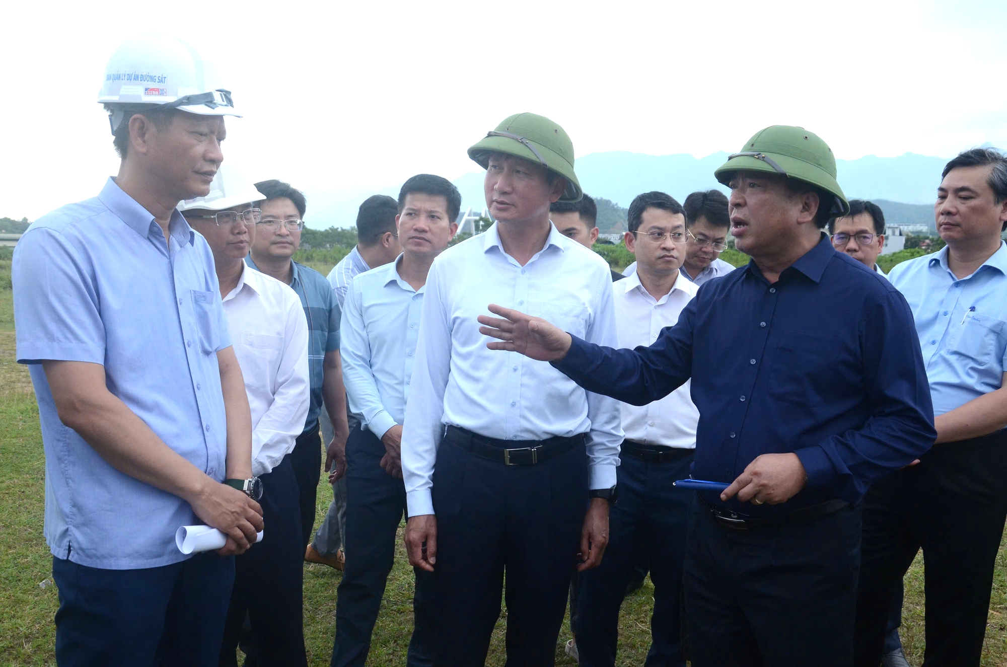 Minister Tran Hong Minh urges land clearance to ensure railway project stays on schedule- Ảnh 1.
