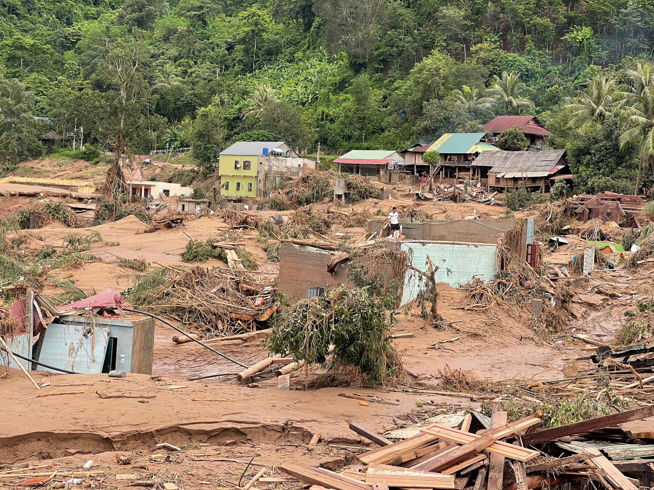 Nghệ An: Xuất hiện vết nứt tr&ecirc;n n&uacute;i, h&agrave;ng chục hộ d&acirc;n sơ t&aacute;n khẩn- Ảnh 3.