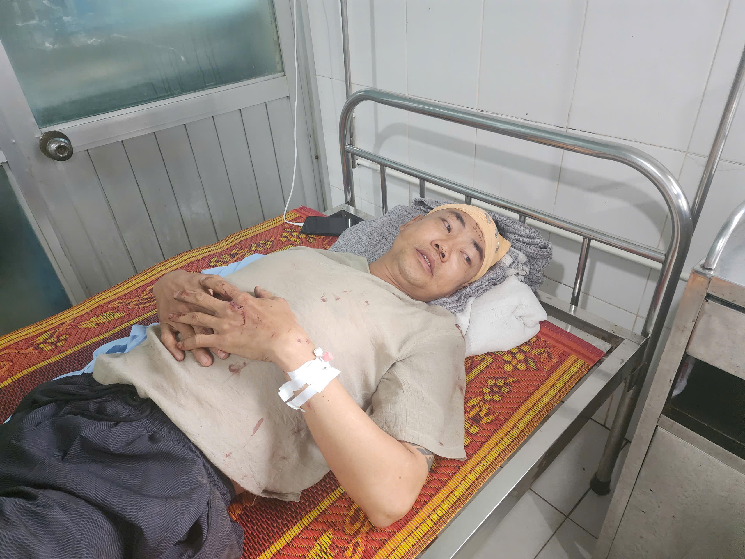 Nạn nhân vụ lật xe khách 10 người chết: "Khi tỉnh dậy, tôi thấy xe đã đè lên vợ"- Ảnh 1. Nạn nhân vụ lật xe khách 10 người chết: "Khi tỉnh dậy, tôi thấy xe đã đè lên vợ"- Ảnh 1.