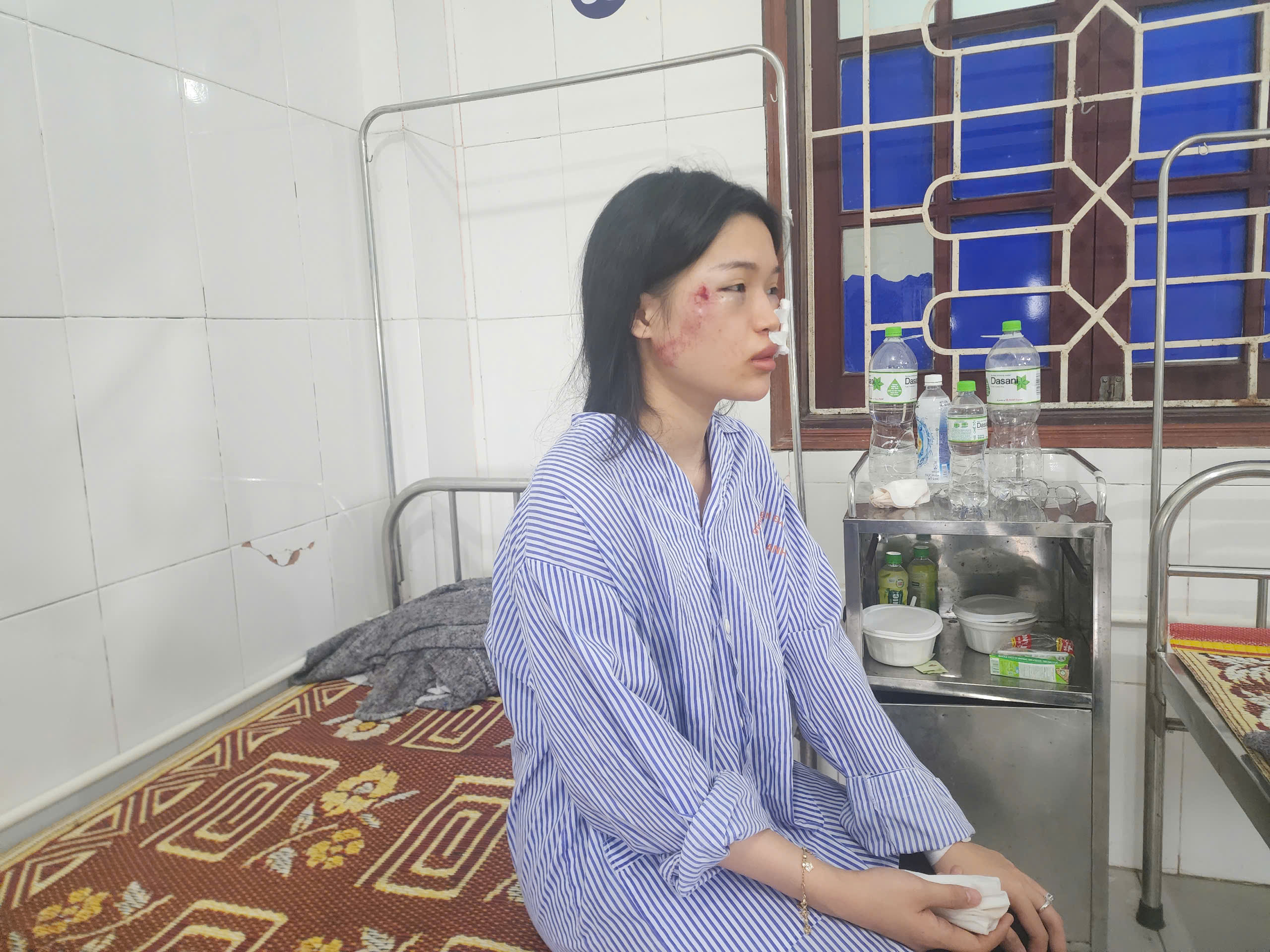 Nạn nhân vụ lật xe khách 10 người chết: "Khi tỉnh dậy, tôi thấy xe đã đè lên vợ"- Ảnh 3. Nạn nhân vụ lật xe khách 10 người chết: "Khi tỉnh dậy, tôi thấy xe đã đè lên vợ"- Ảnh 3.