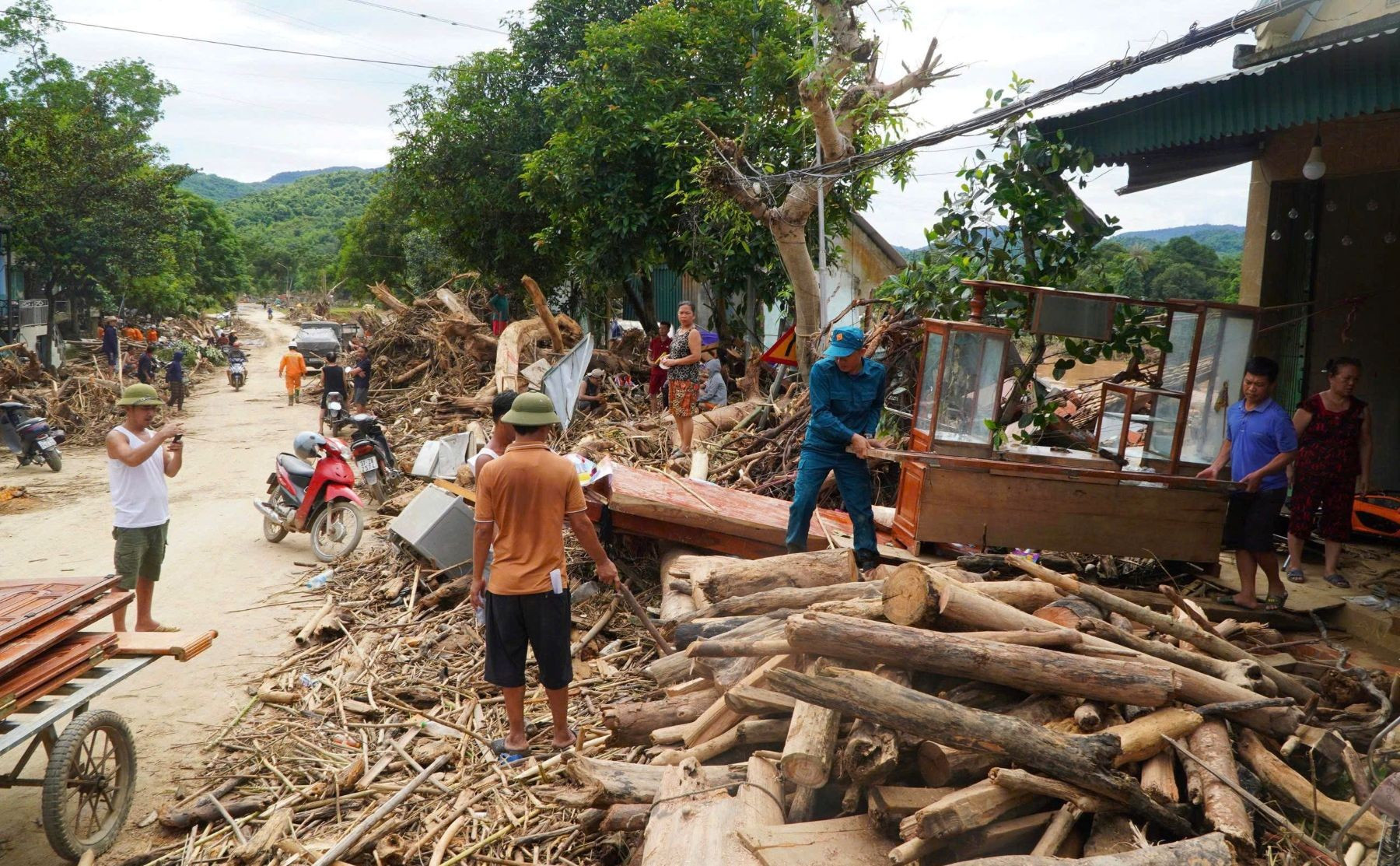 Nghệ An: "Rốn lũ" Tương Dương ngổn ngang sau cơn lũ lịch sử- Ảnh 2.