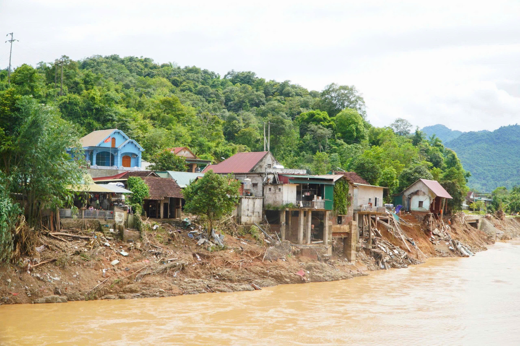 Nghệ An: "Rốn lũ" Tương Dương ngổn ngang sau cơn lũ lịch sử- Ảnh 14.