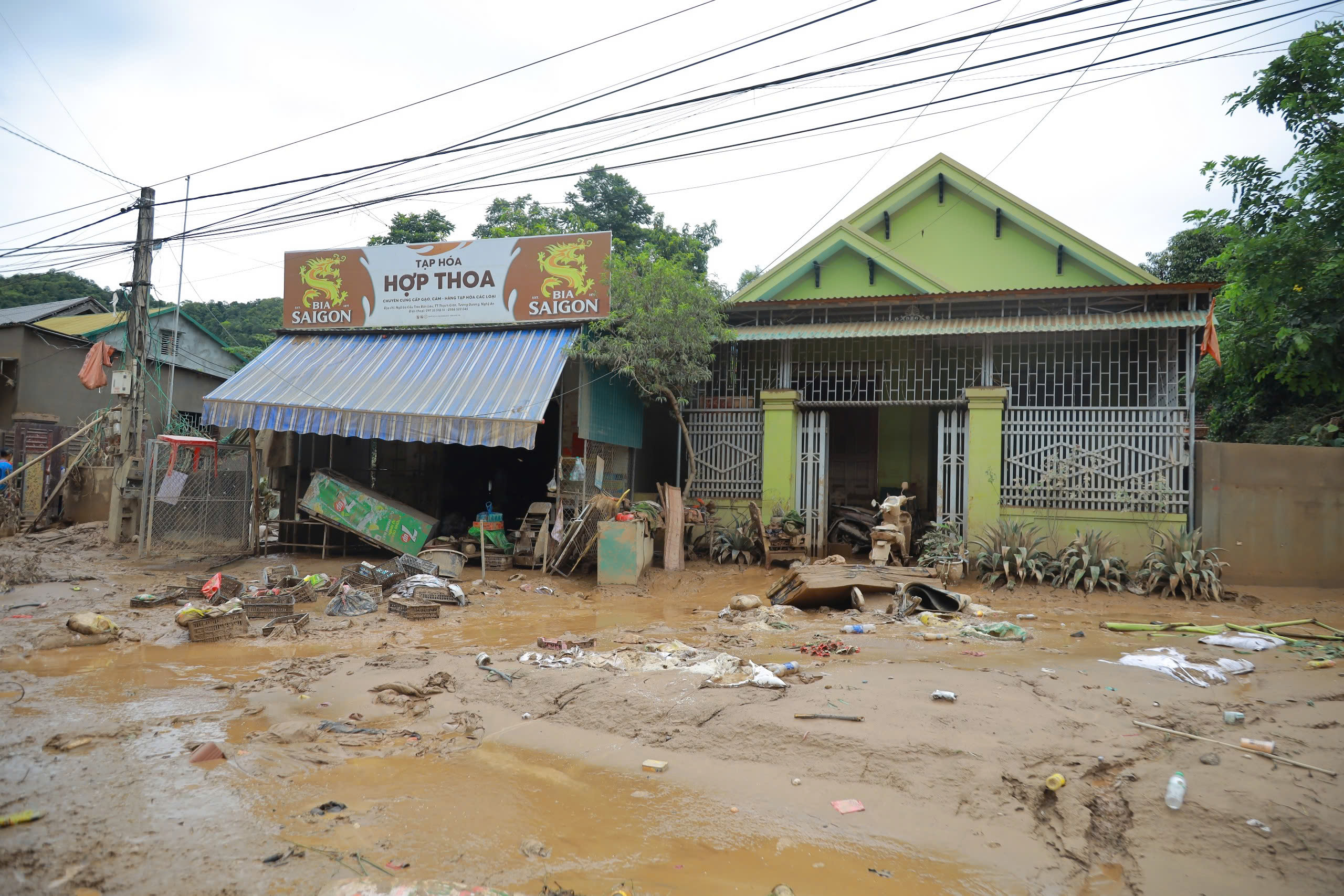 Nghệ An: "Rốn lũ" Tương Dương ngổn ngang sau cơn lũ lịch sử- Ảnh 5.