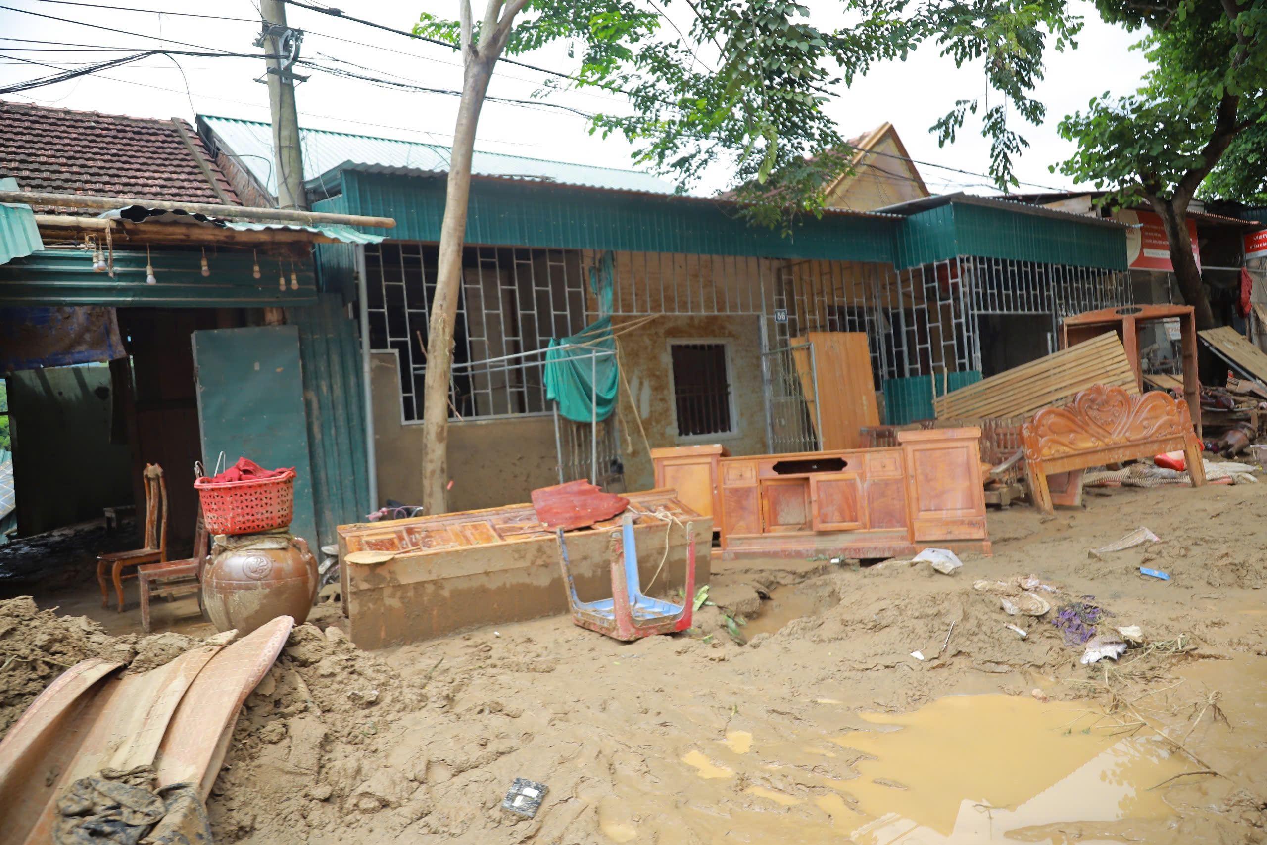 Nghệ An: "Rốn lũ" Tương Dương ngổn ngang sau cơn lũ lịch sử- Ảnh 6.