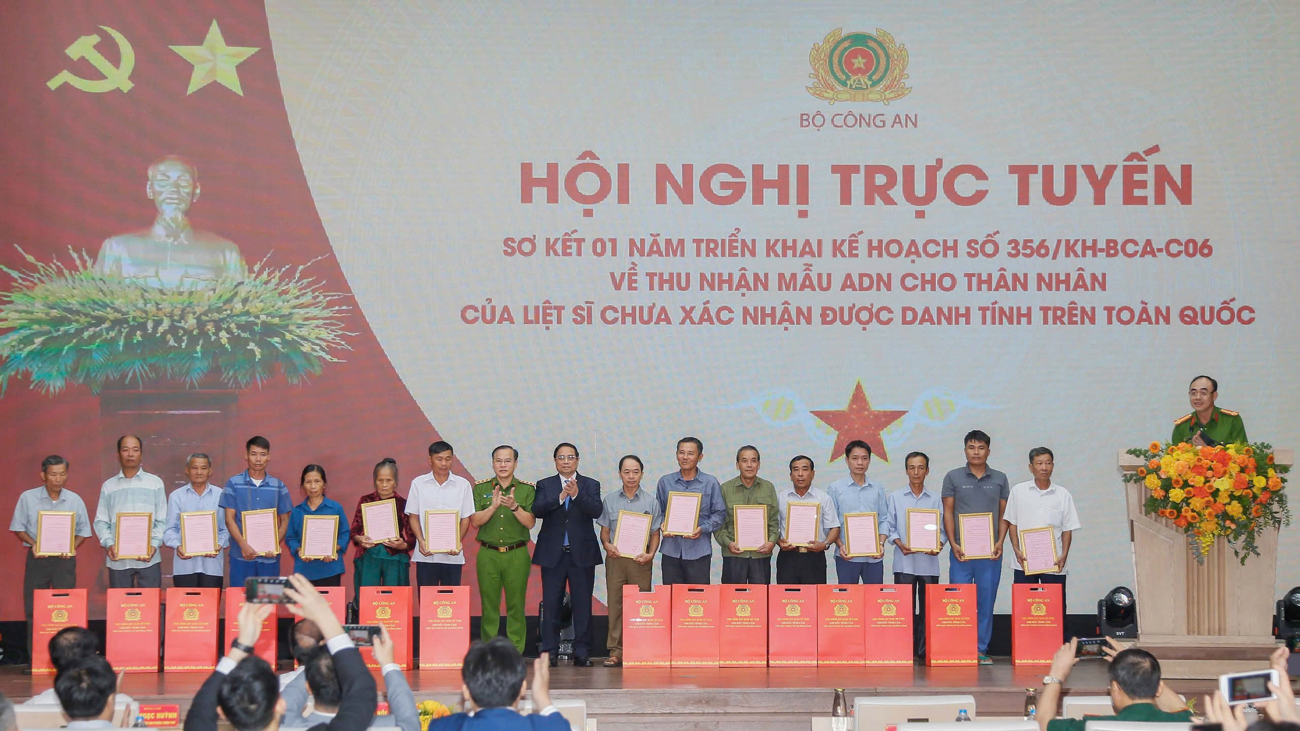 Thủ tướng trao kết quả gi&aacute;m định ADN h&agrave;i cốt liệt sĩ cho 15 gia đ&igrave;nh- Ảnh 2.