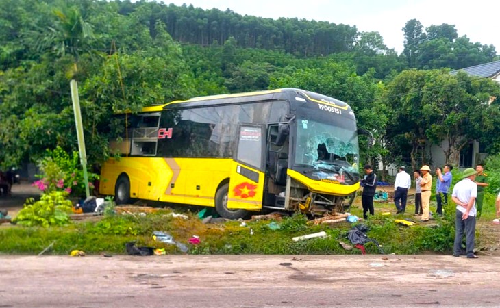 Vụ lật xe kh&aacute;ch khiến 10 người tử vong: Đề nghị kiểm tra đơn vị vận tải- Ảnh 1.