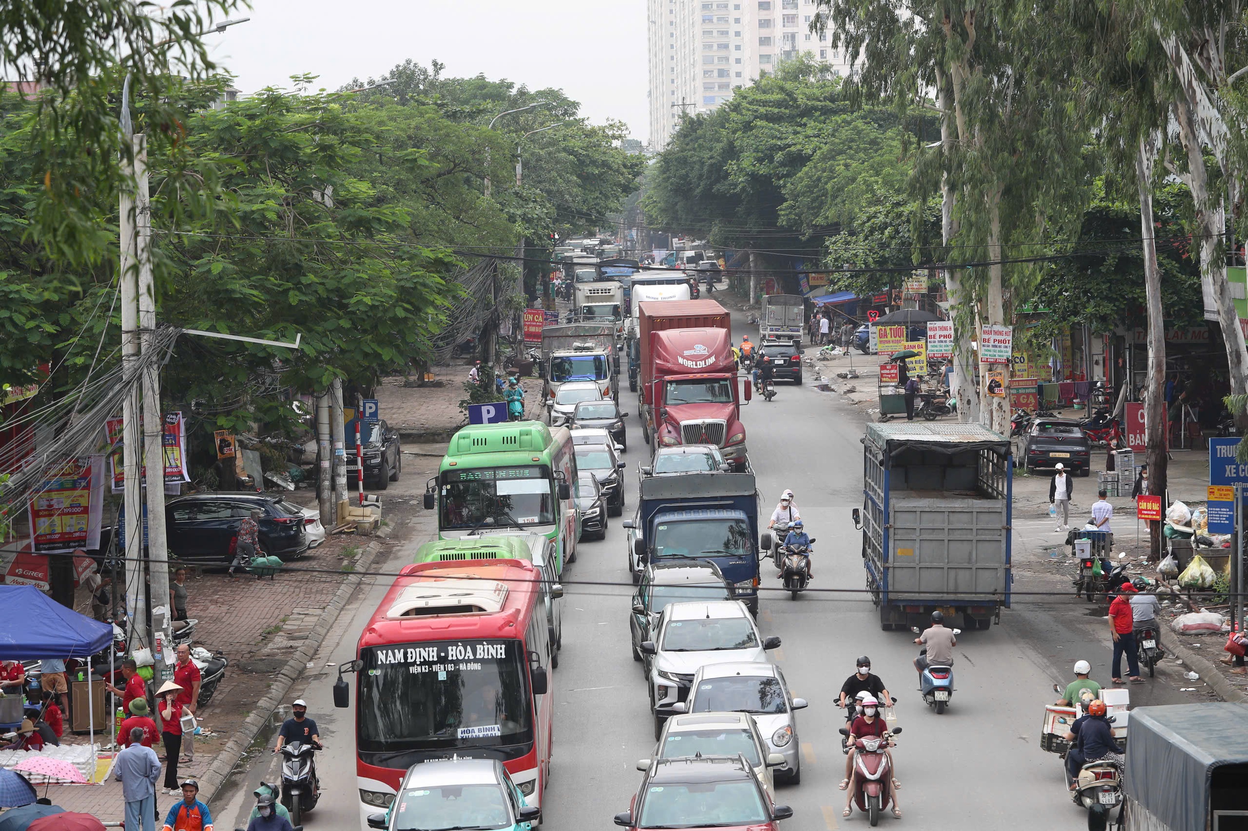 To&agrave;n cảnh đường 70 đoạn H&agrave; Đ&ocirc;ng - Văn Điển trước khi được chi 2.100 tỷ đồng mở rộng- Ảnh 1.