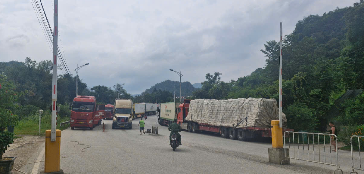 Gần 2.000 xe th&ocirc;ng quan qua cửa khẩu Lạng Sơn mỗi ng&agrave;y nhờ l&agrave;m th&ecirc;m giờ- Ảnh 1.