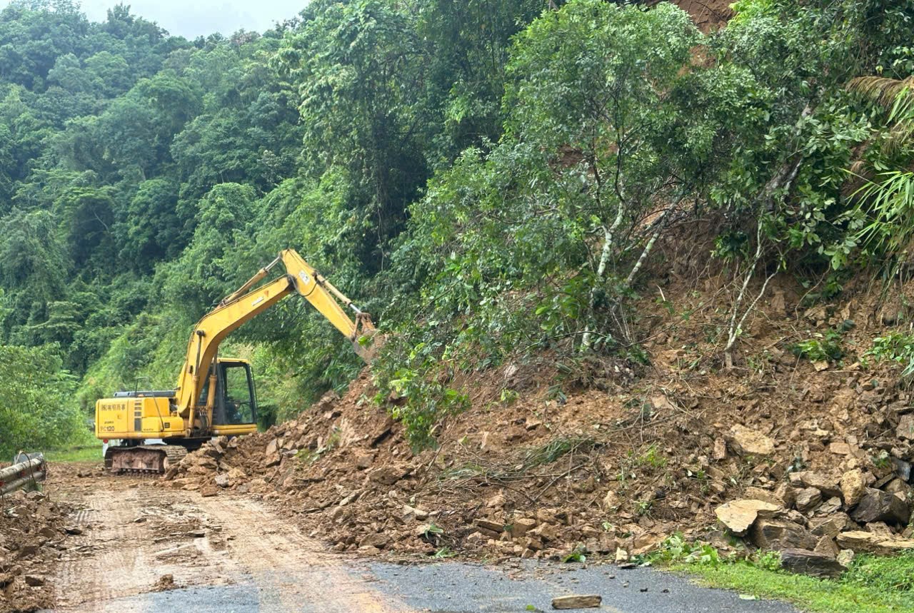 Quảng Trị: Khẩn cấp khắc phục đoạn quốc lộ 9E bị sạt lở do mưa bão- Ảnh 2. Quảng Trị: Khẩn cấp khắc phục đoạn quốc lộ 9E bị sạt lở do mưa bão- Ảnh 2.