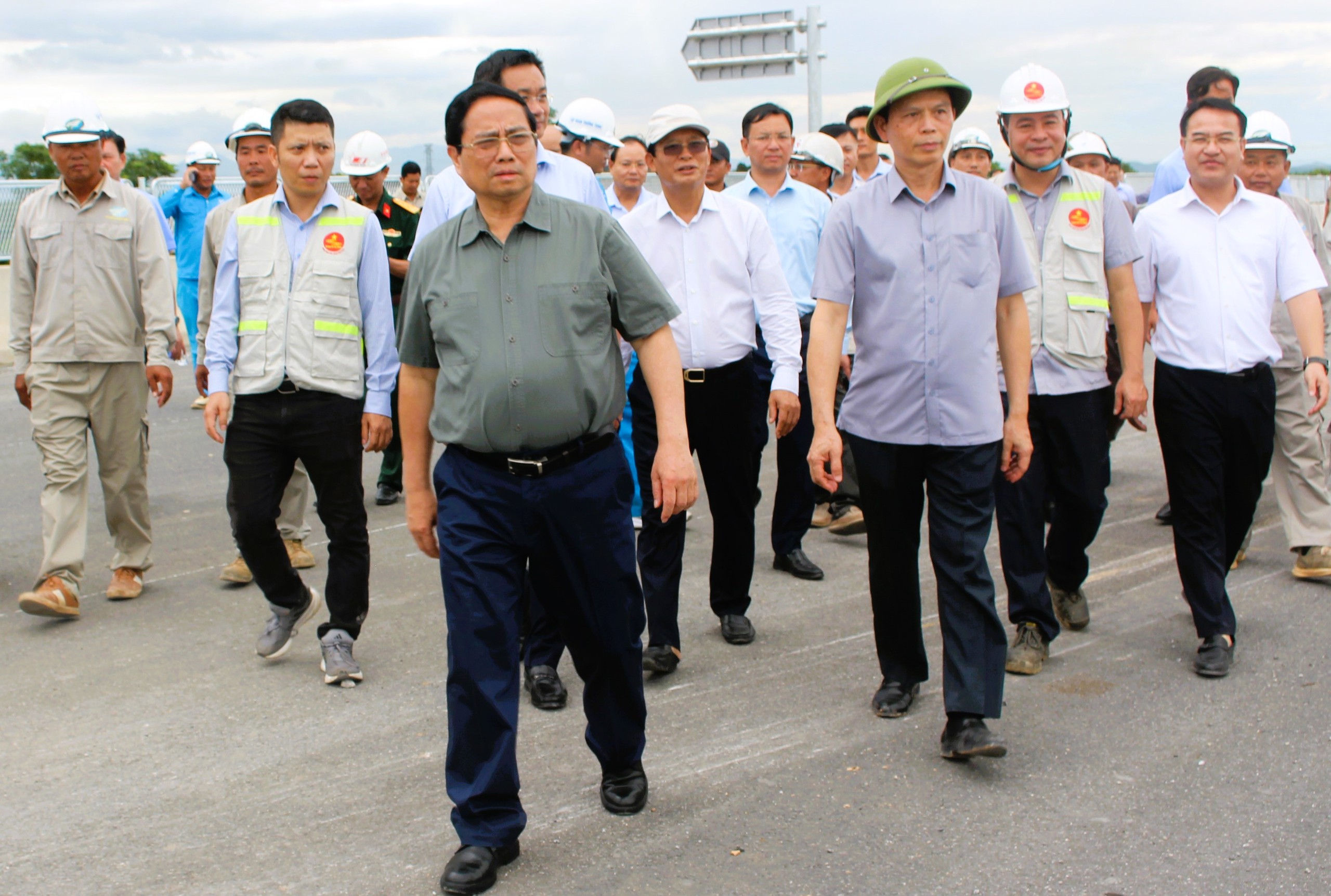 Thủ tướng Phạm Minh Ch&iacute;nh: Quyết ho&agrave;n th&agrave;nh cao tốc Vạn Ninh - Cam Lộ v&agrave;o 19/8- Ảnh 1.