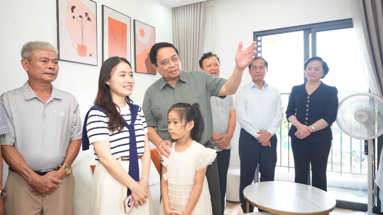 Thủ tướng Phạm Minh Ch&iacute;nh: Khai th&aacute;c hiệu quả hai bờ s&ocirc;ng Hương, ph&aacute;t triển nh&agrave; ở x&atilde; hội- Ảnh 3.