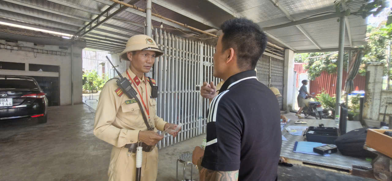 CSGT dừng xe kiểm tra ma t&uacute;y, nồng độ cồn với t&agrave;i xế xe kh&aacute;ch ở nhiều địa phương- Ảnh 10.
