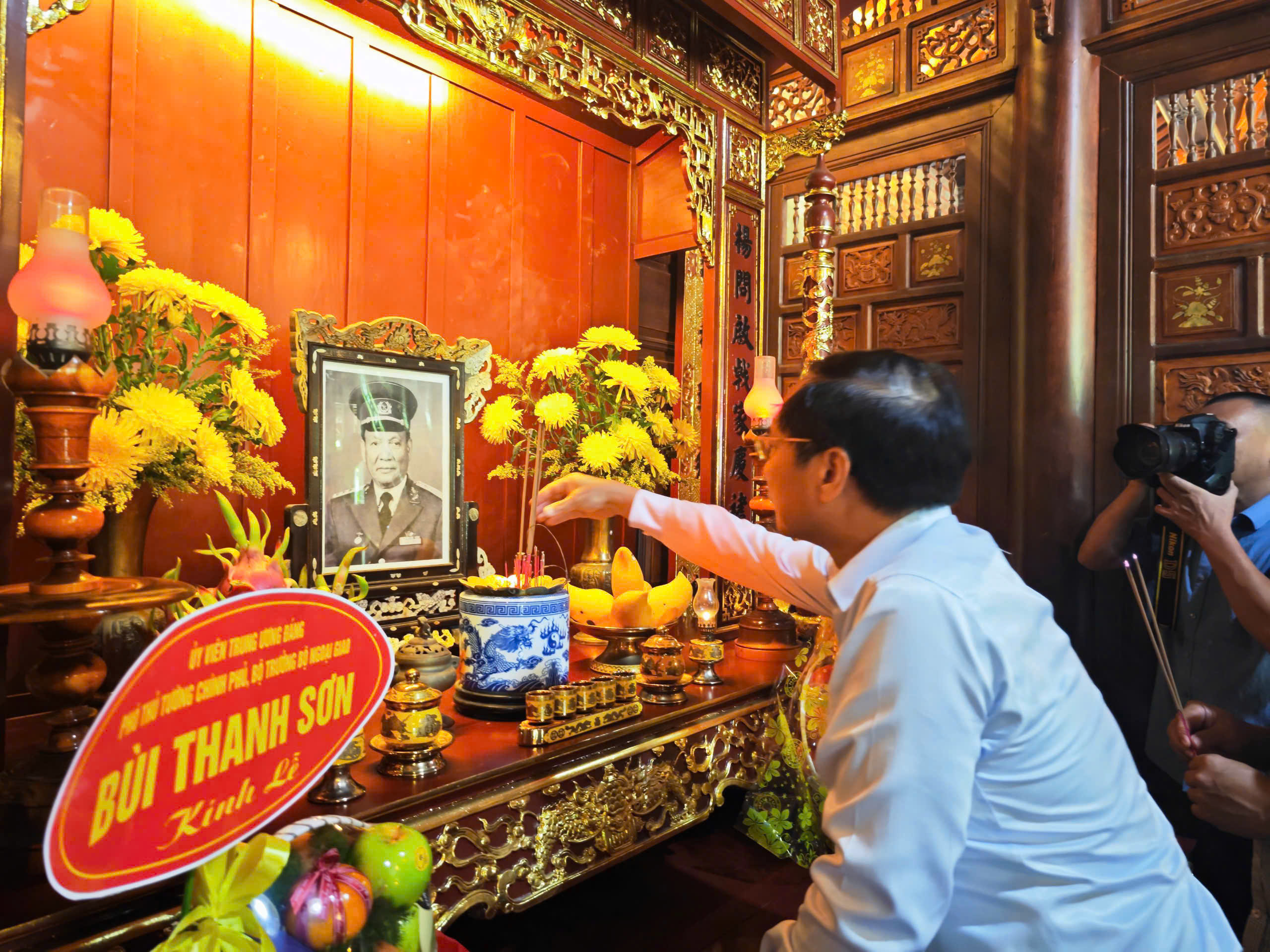 Ph&oacute; Thủ tướng B&ugrave;i Thanh Sơn d&acirc;ng hương tưởng niệm Đại tướng L&ecirc; Đức Anh- Ảnh 3.